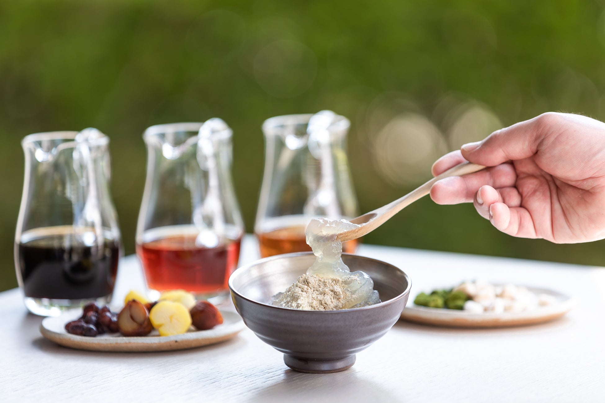 お好きな和のコンディメントで仕上げるわらび餅