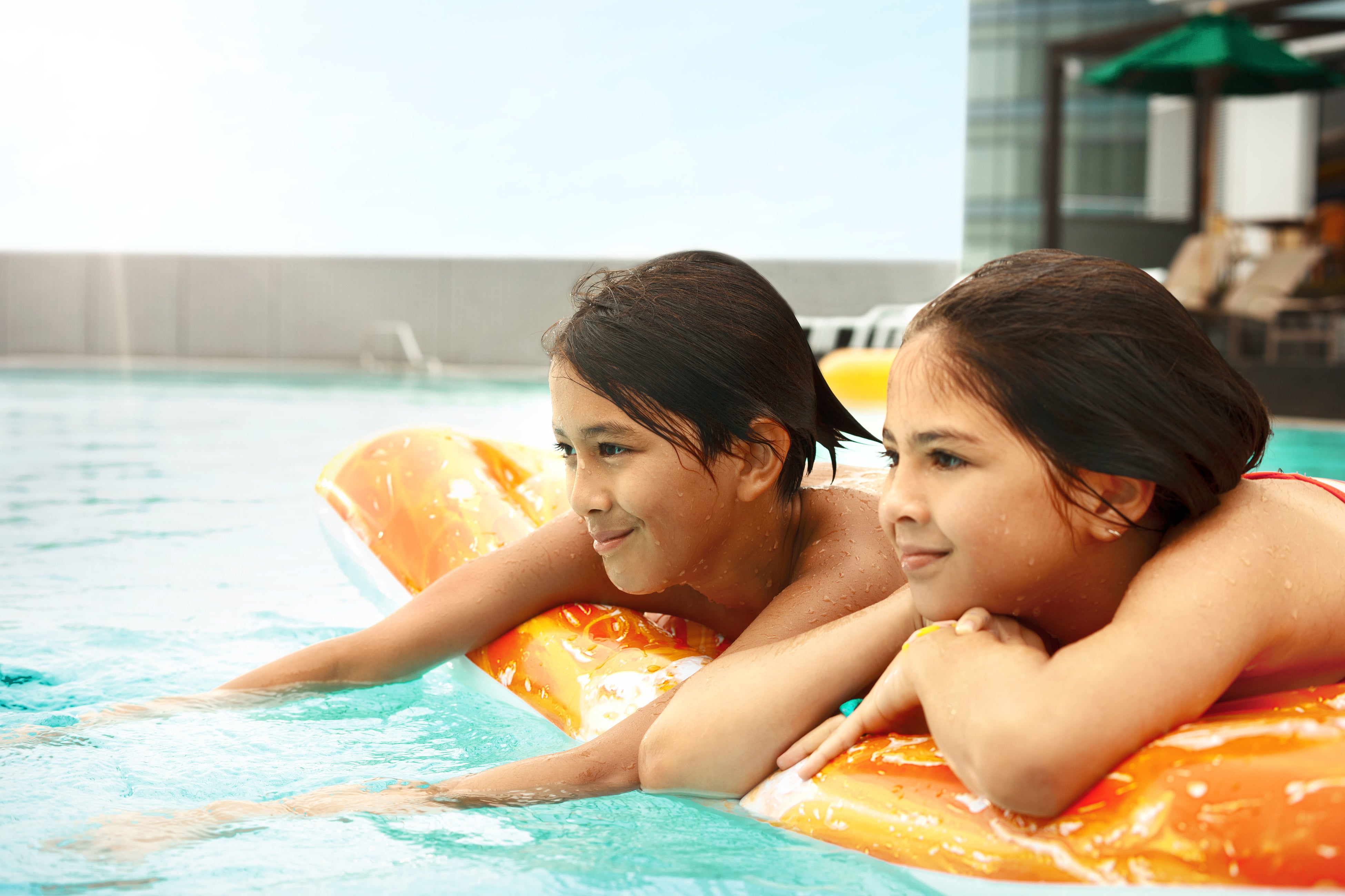 ホテルの屋上ガーデンプールで贅沢なひとときを。