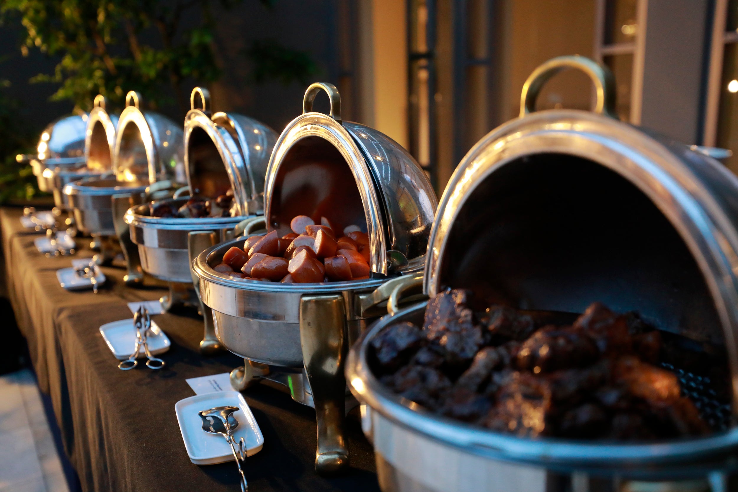 シェフがグリルするBBQをブッフェスタイルで