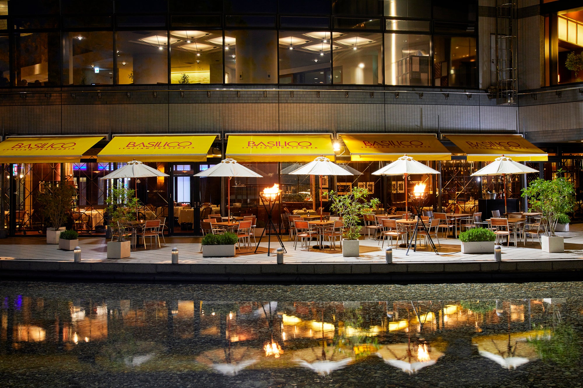 ライトアップされた大人だけのスタイリッシュなイタリアンテラス