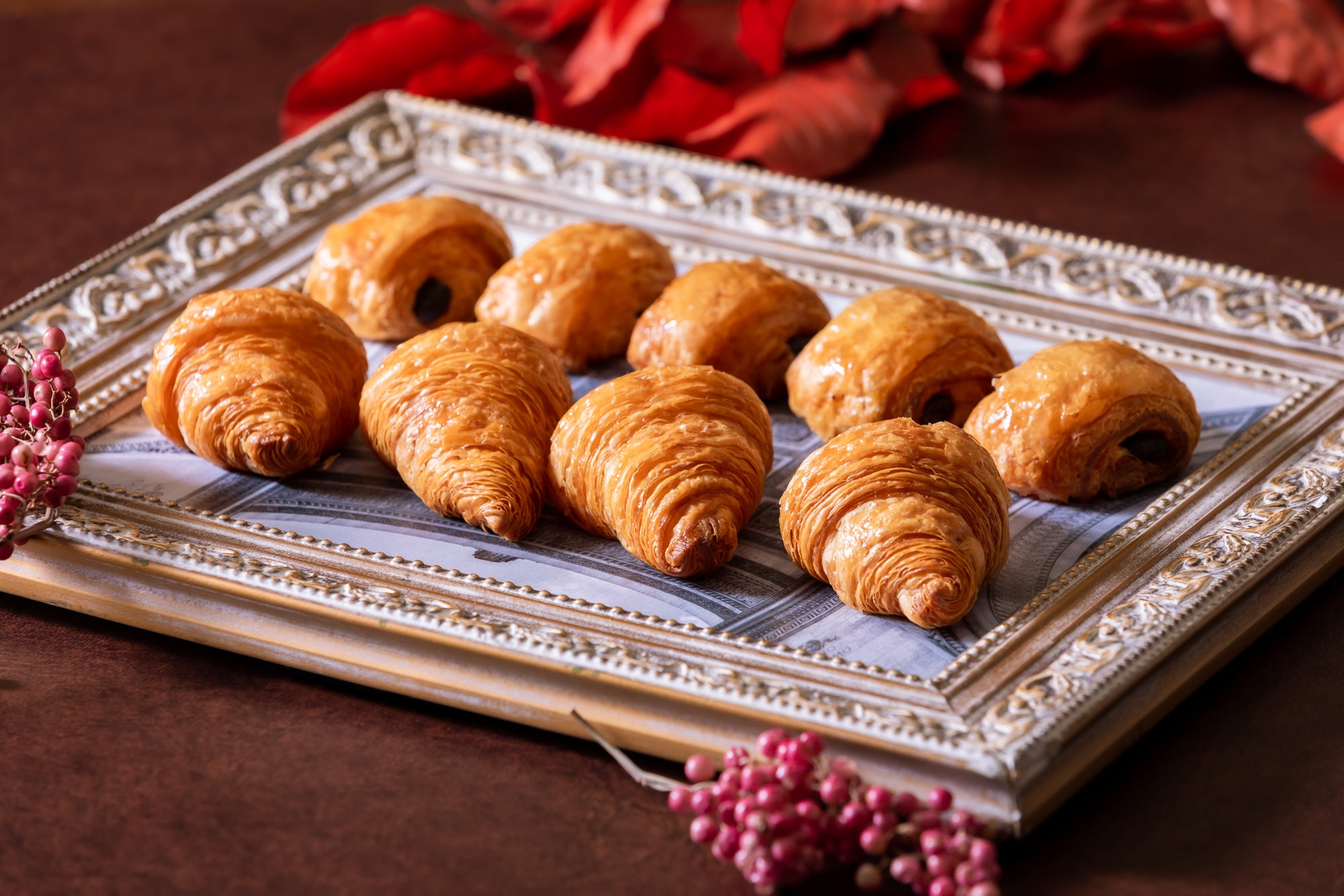 クロワッサン、パンオショコラ（2種の焼きたてパン）