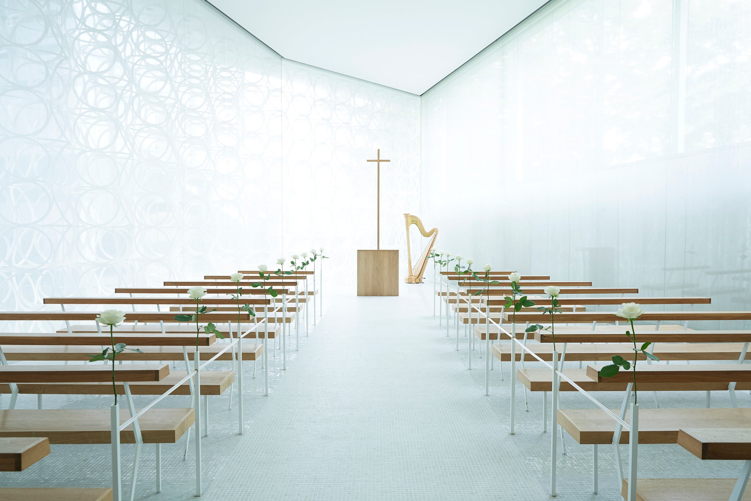 水上に浮かぶ、純白のリングが印象的なデザイナーズチャペル「eternity（エタニティ）」