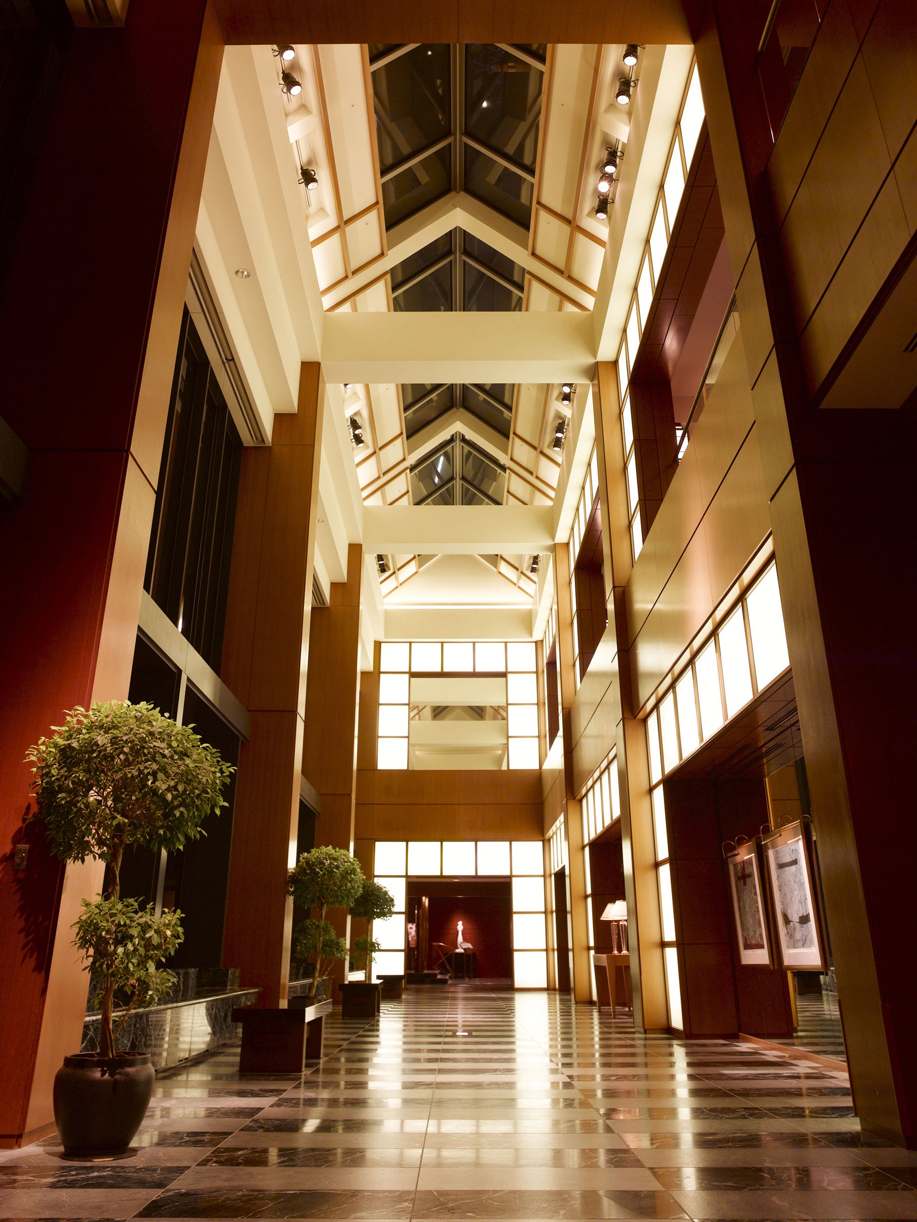 ホテルロビーから客室棟へつながる「コリドール」