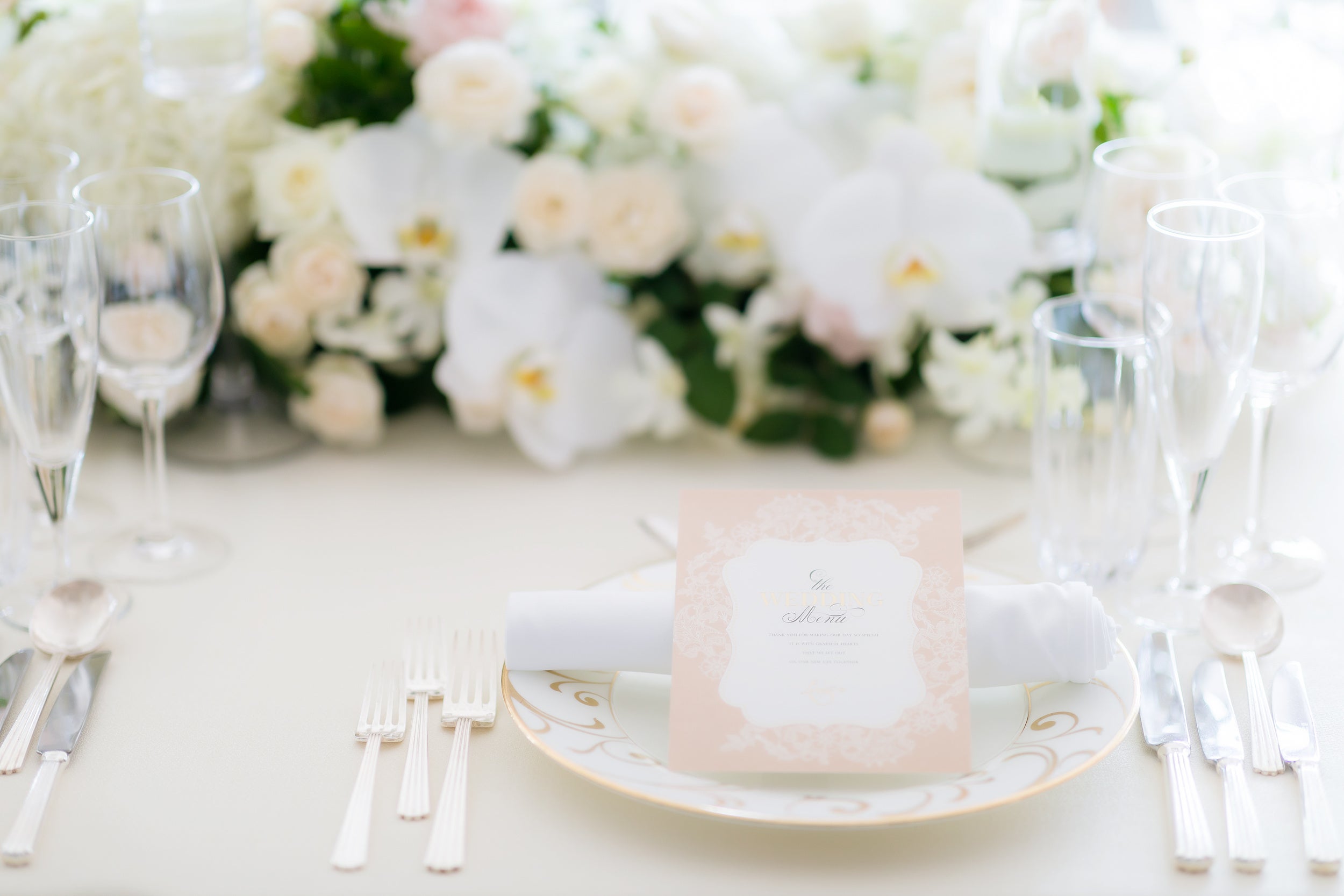 コースメニュー・ドリンク・フラワーアレンジメントそれぞれのプロフェッショナルがおふたりの祝宴のためにご提案