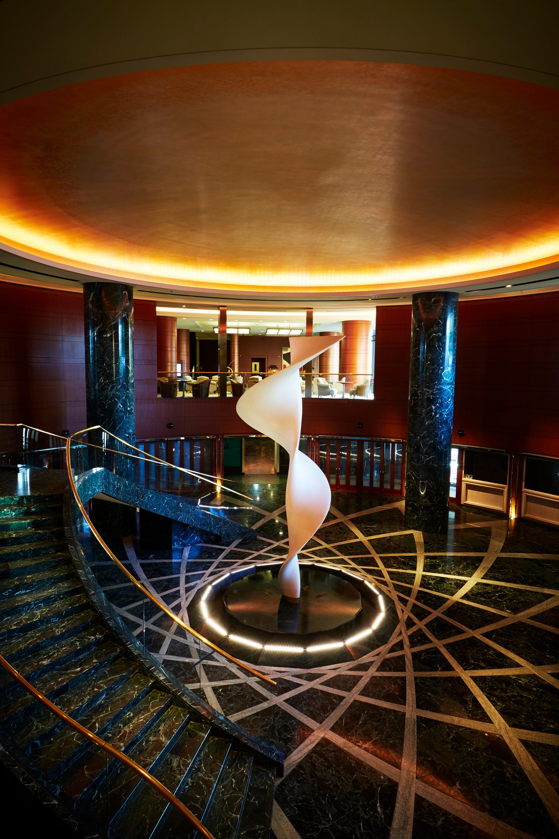 ホテル到着と同時に癒される空間「ファウンテンコート」