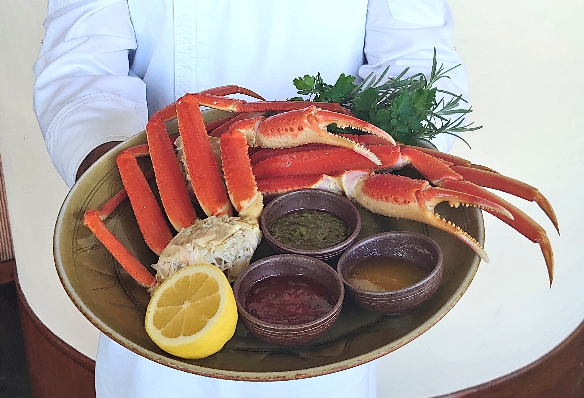 ズワイ蟹はそのままはもちろん、溶かしバター・豆板醤・ペルヴィアンソースなどお好みの味を楽しんで