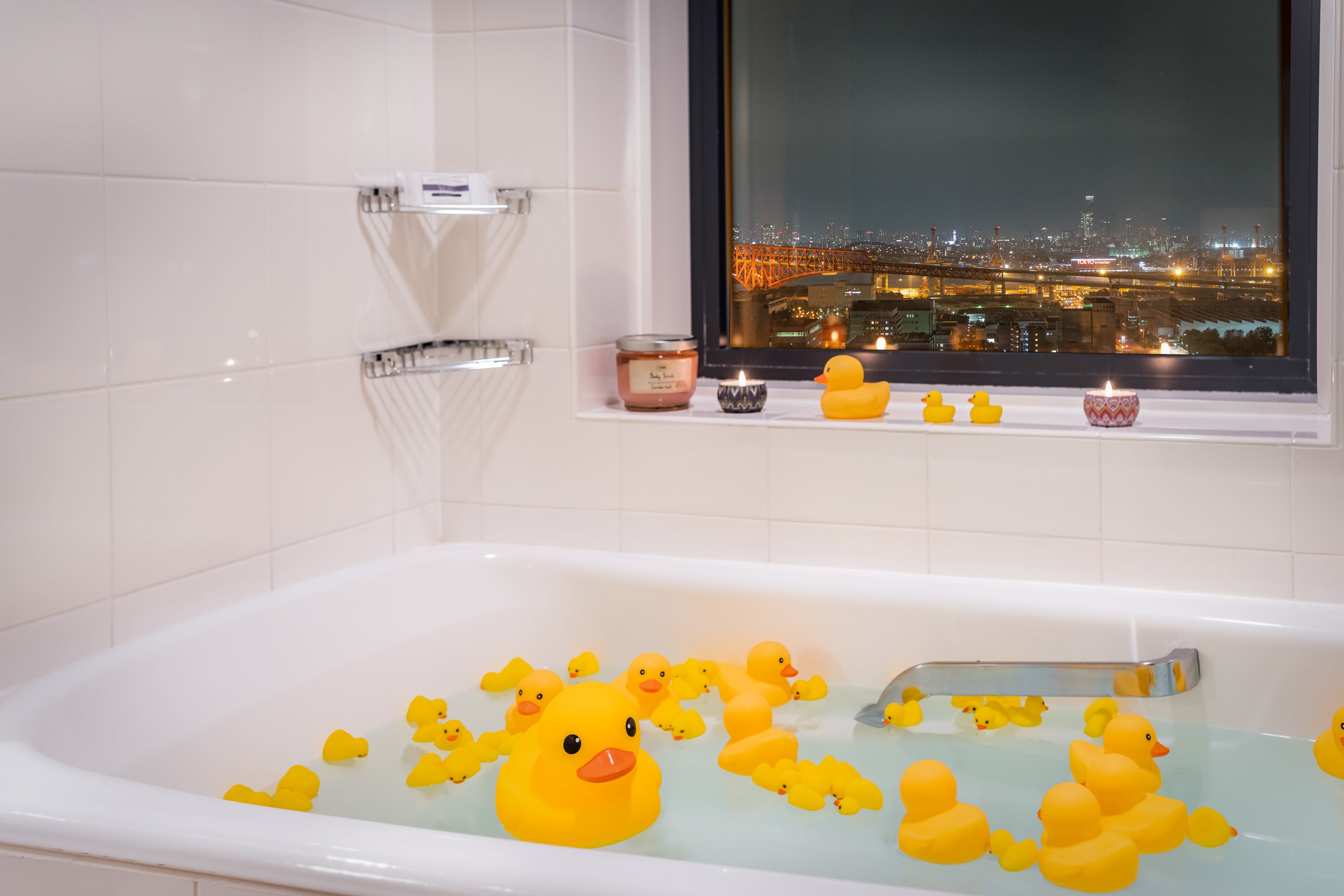 バスルームにローズペタルまたはダックのご用意