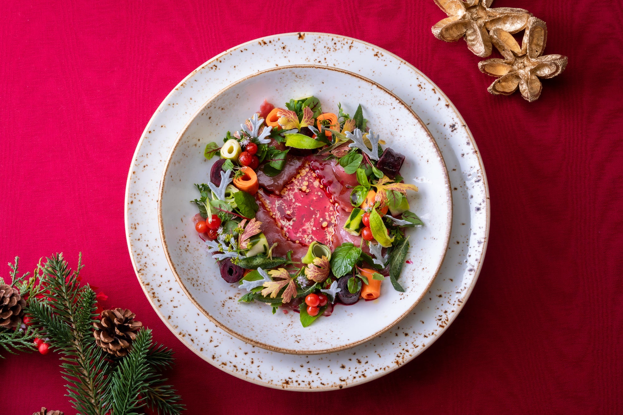 イタリア料理「バジリコ」“とっとり琴浦グランサーモン”の色鮮やかな前菜をリース仕立て