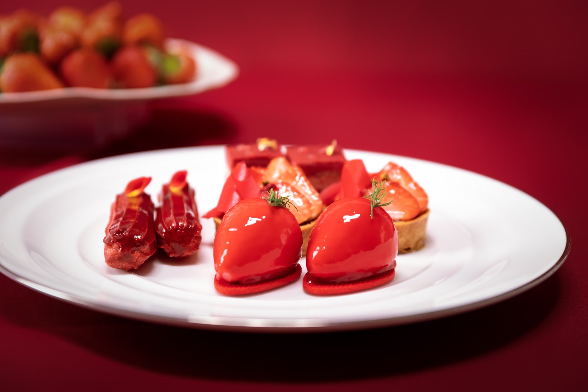 まるでフレッシュ苺のような輝き「ストロベリーレモンムースケーキ」を主役にしたメインプレート