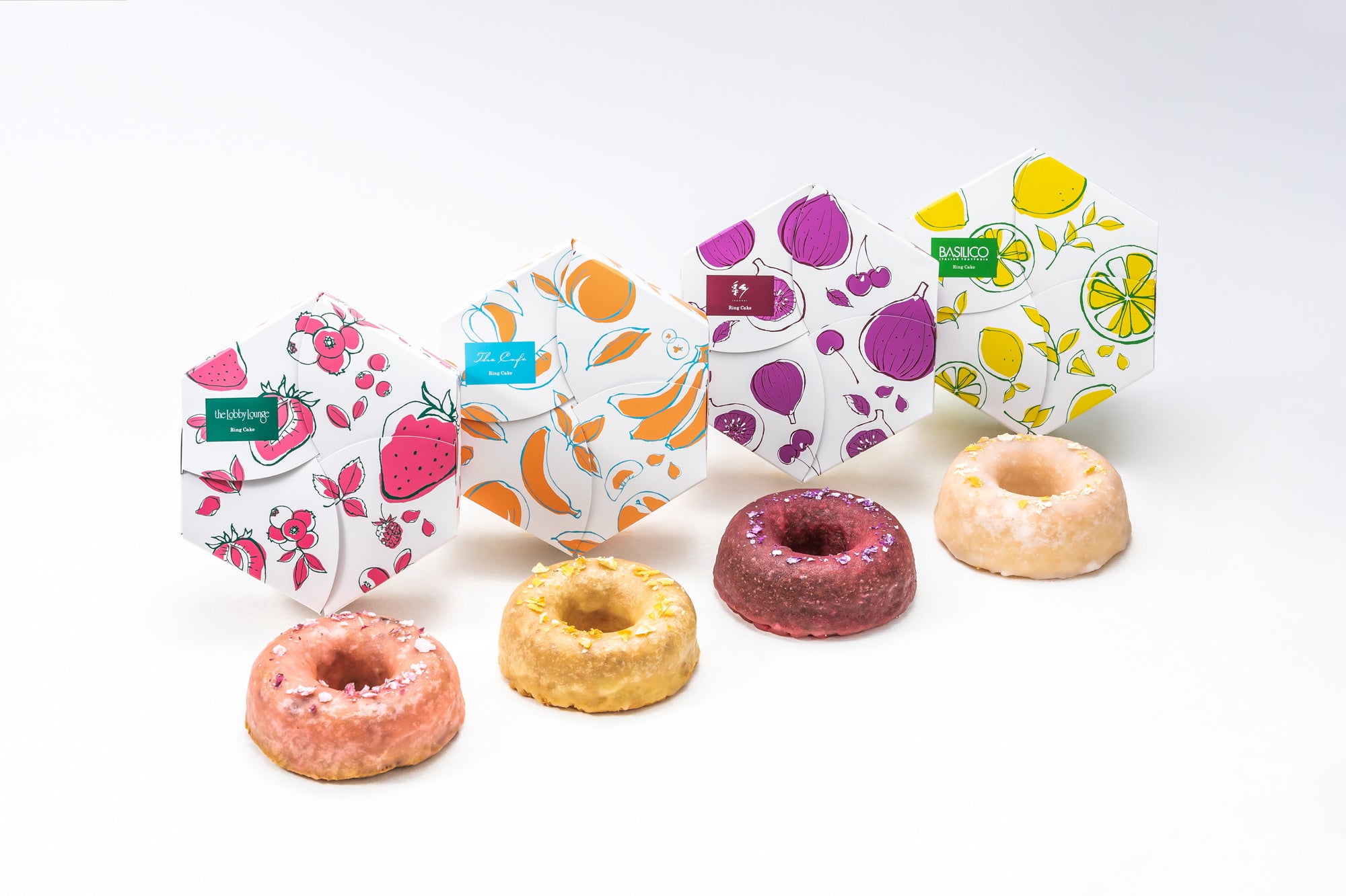 それぞれのリングケーキに使用しているフルーツや食材をあしらったプリント柄のBOXにお包みします