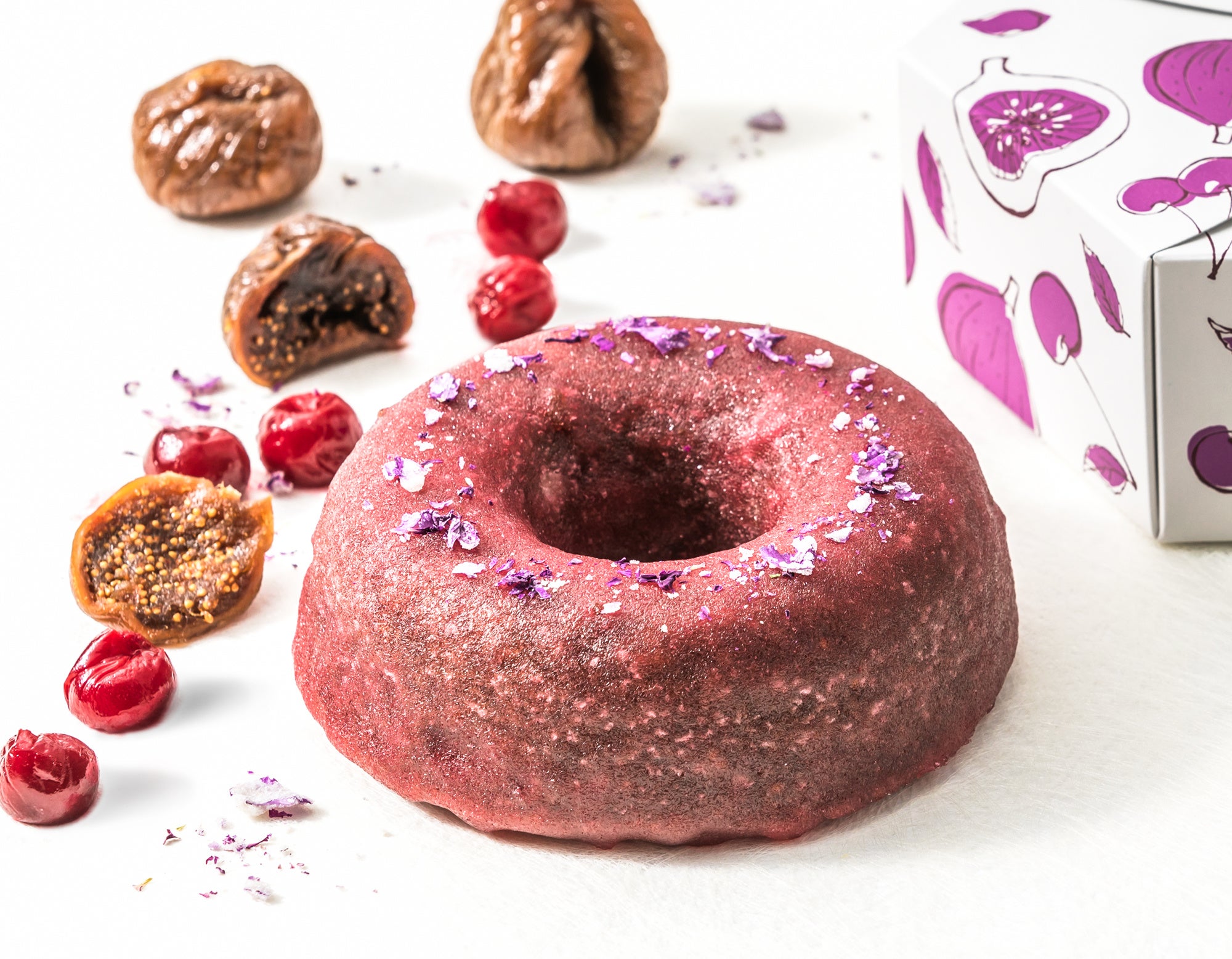 濃厚なチョコレート生地と黒糖の組み合わせ「チェリー・イチジク×黒糖ショコラ  リングケーキ」