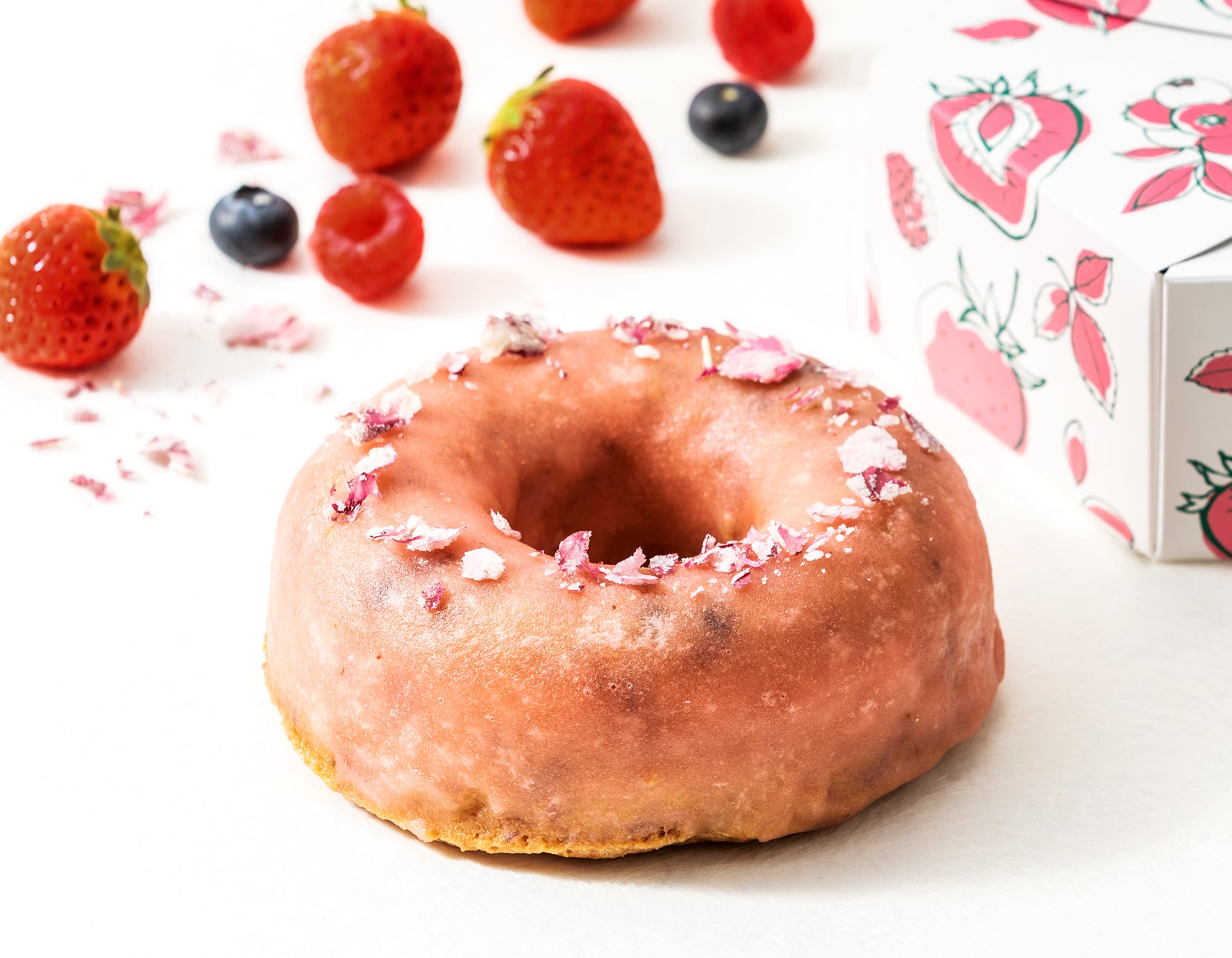 毎春人気のストロベリー アフタヌーンティーをイメージした「ベリー×ベリー リングケーキ」