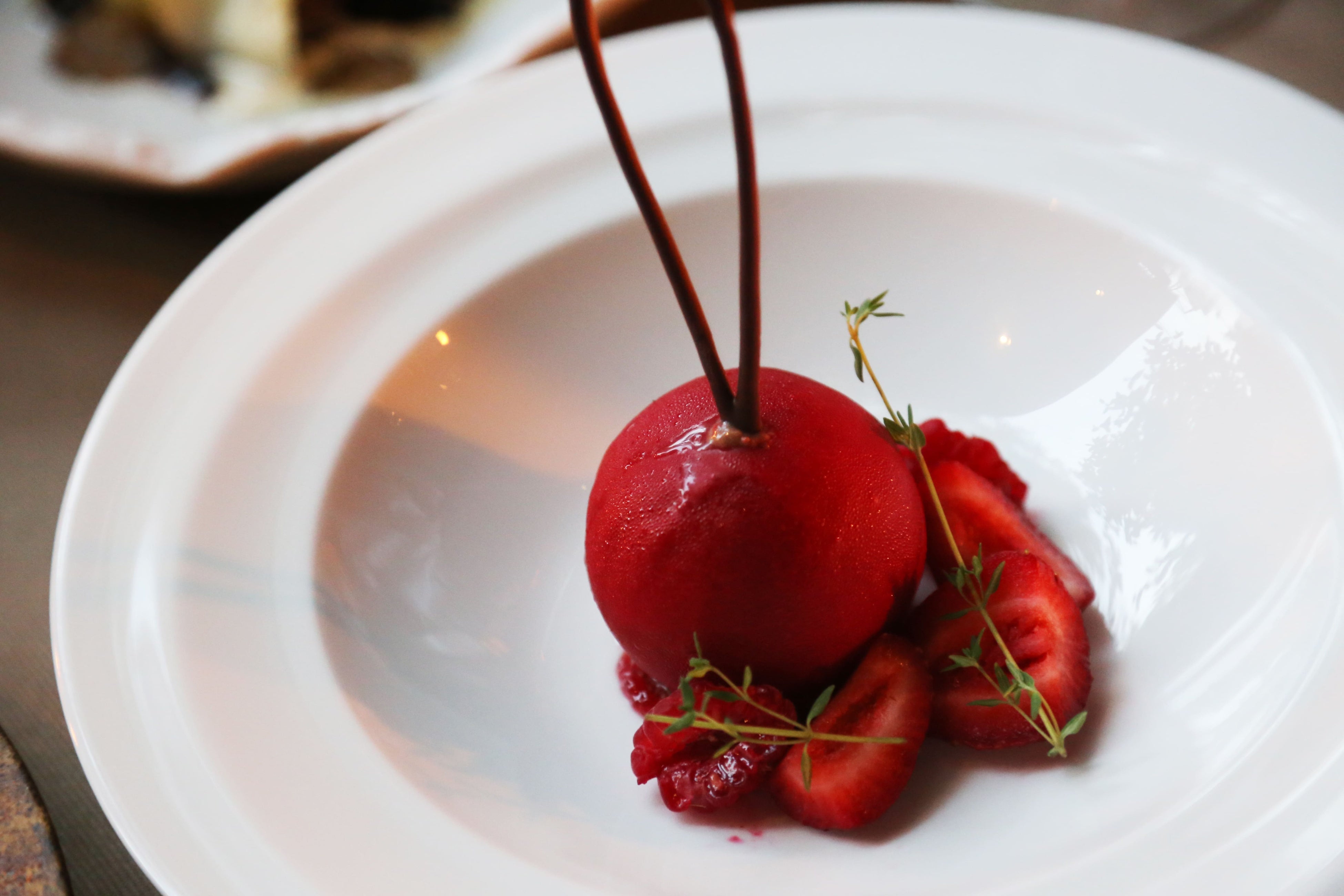 X’masオーナメントに見立てたフランボワーズとチョコレートのムース ベリーを添えて