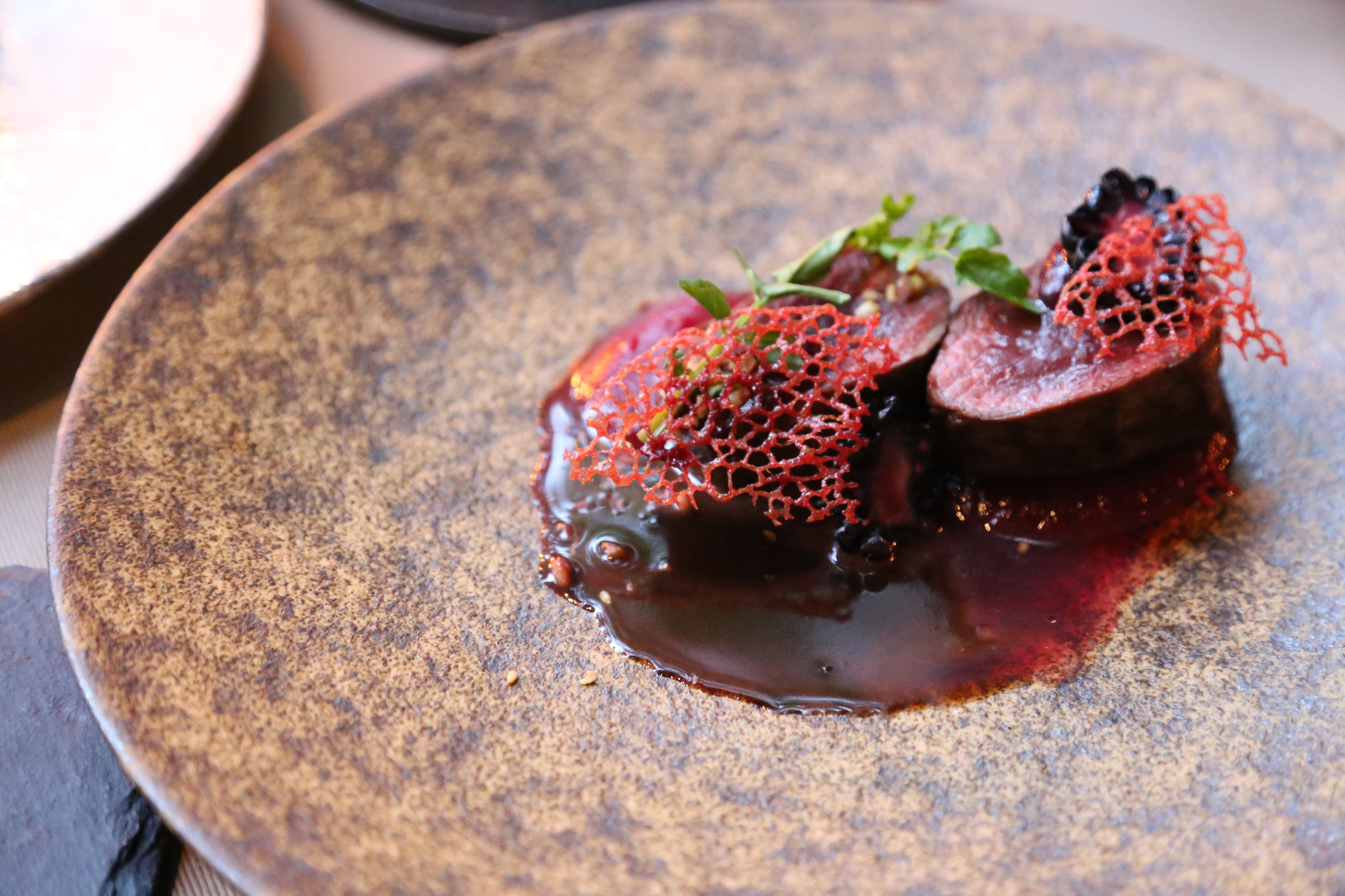 蝦夷シカのソテー ビーツとザータルのソース 古代塩 アンコール・ワット産生胡椒