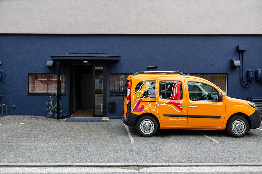 入り口。こちらのオレンジの車で、お客様のもとへ伺います！