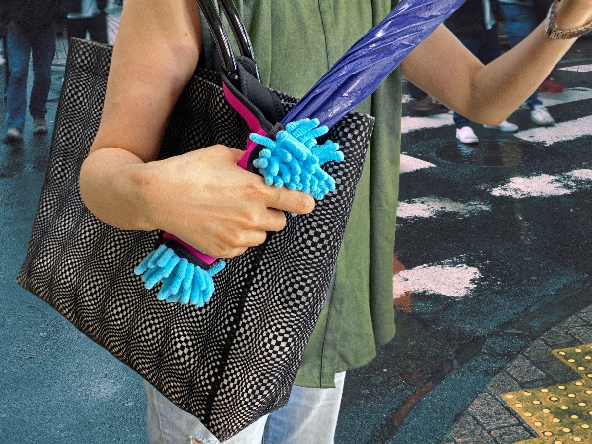 傘を入れるだけで雨のしずくを吸い取る