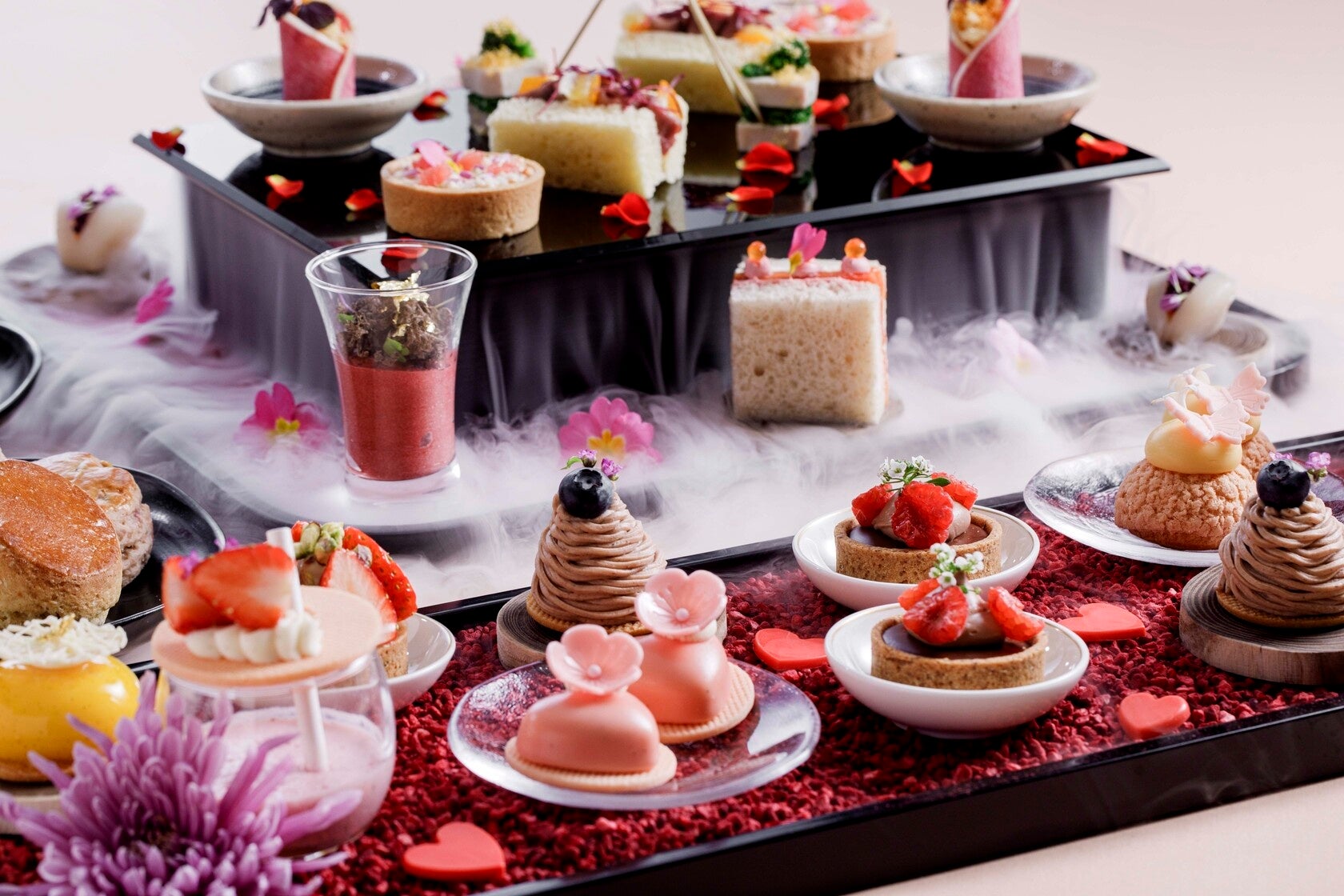 ピーク ラウンジ「シグネチャー バレンタイン＆ホワイトデー アフタヌーンティー」