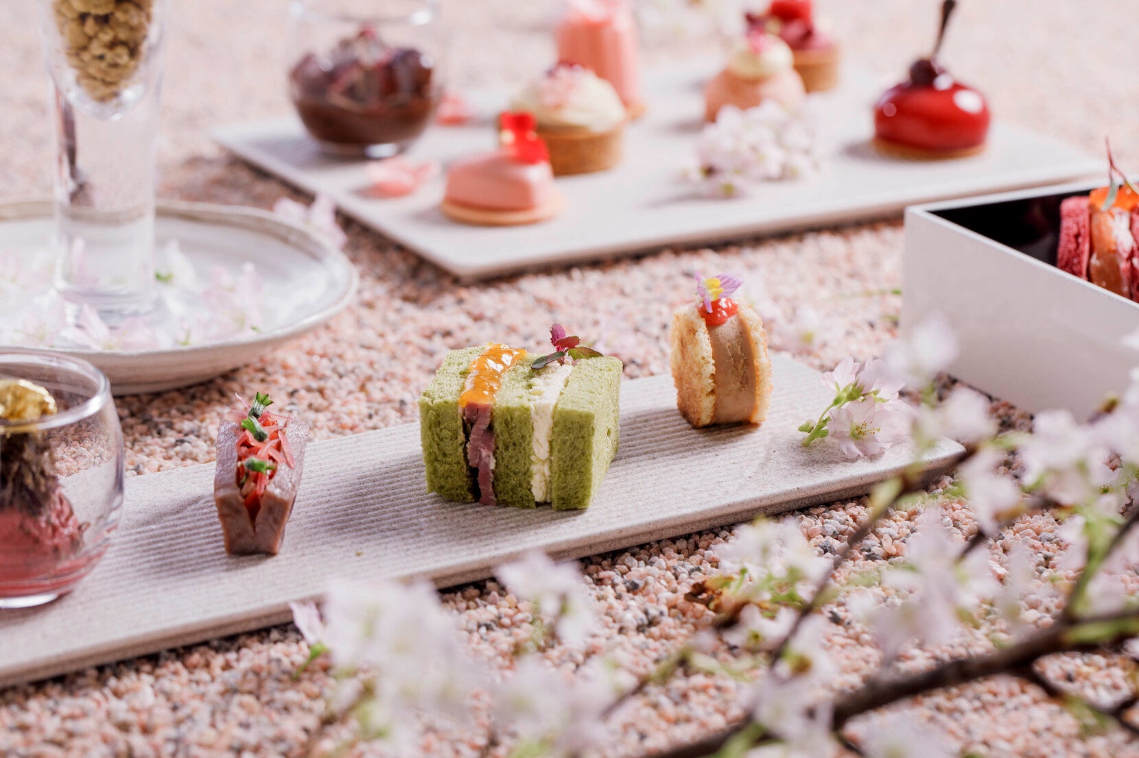 ピーク ラウンジ「シグネチャー チェリーブロッサム アフタヌーンティー」