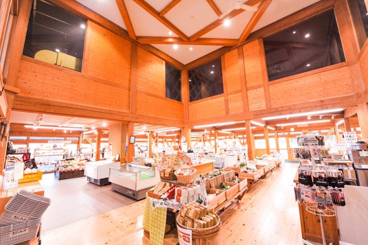 【熊本県南小国町】大日本印刷(DNP)と共に、南小国町総合物産館「きよらカァサ」内に小さな本屋をオープン。本を囲み、地域に新たな交流が生まれる場へ 【熊本県南小国町】大日本印刷(DNP)と共に、南小国町総合物産館「きよらカァサ」内に小さな本屋をオープン。本を囲み、地域に新たな交流が生まれる場へ