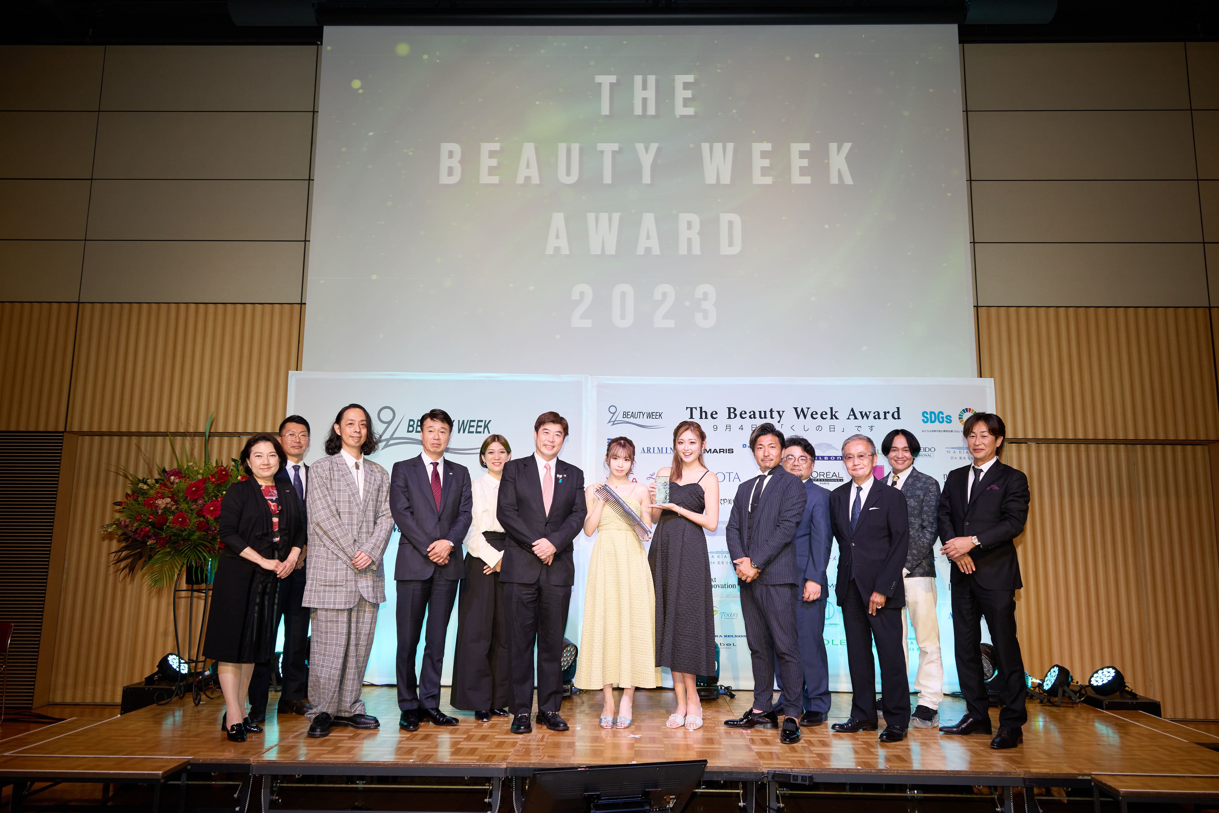 全国美容週間振興協議会実行委員とゆうちゃみさん、ゆいちゃみさん