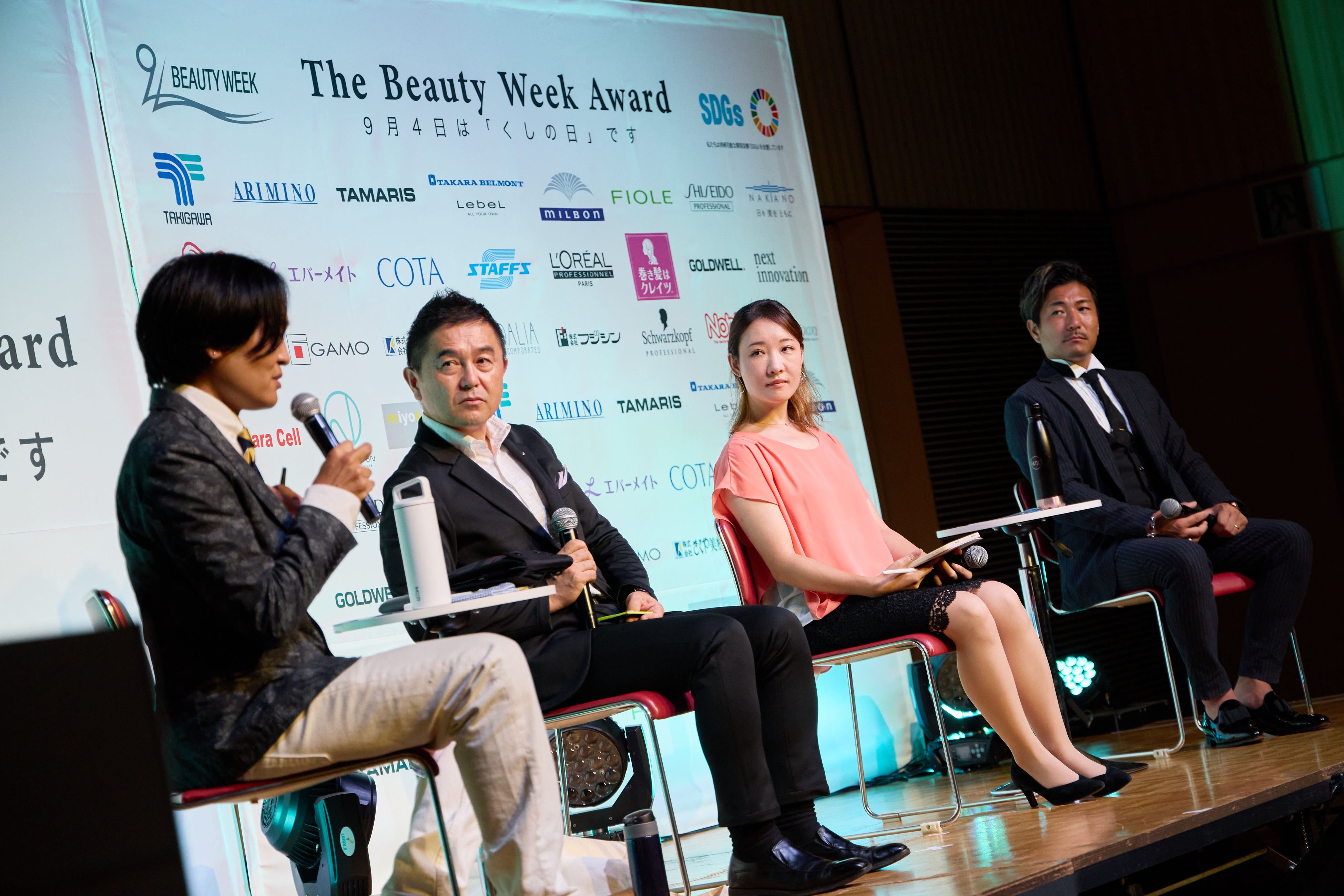 (左より)石田吉信委員長(全国美容週間 SDGs 委員会)、大川印刷の表取締役社長大川哲郎さん、ローランズの代表取締役福寿満希さん、吉田牧人理事長（全国美容週間）