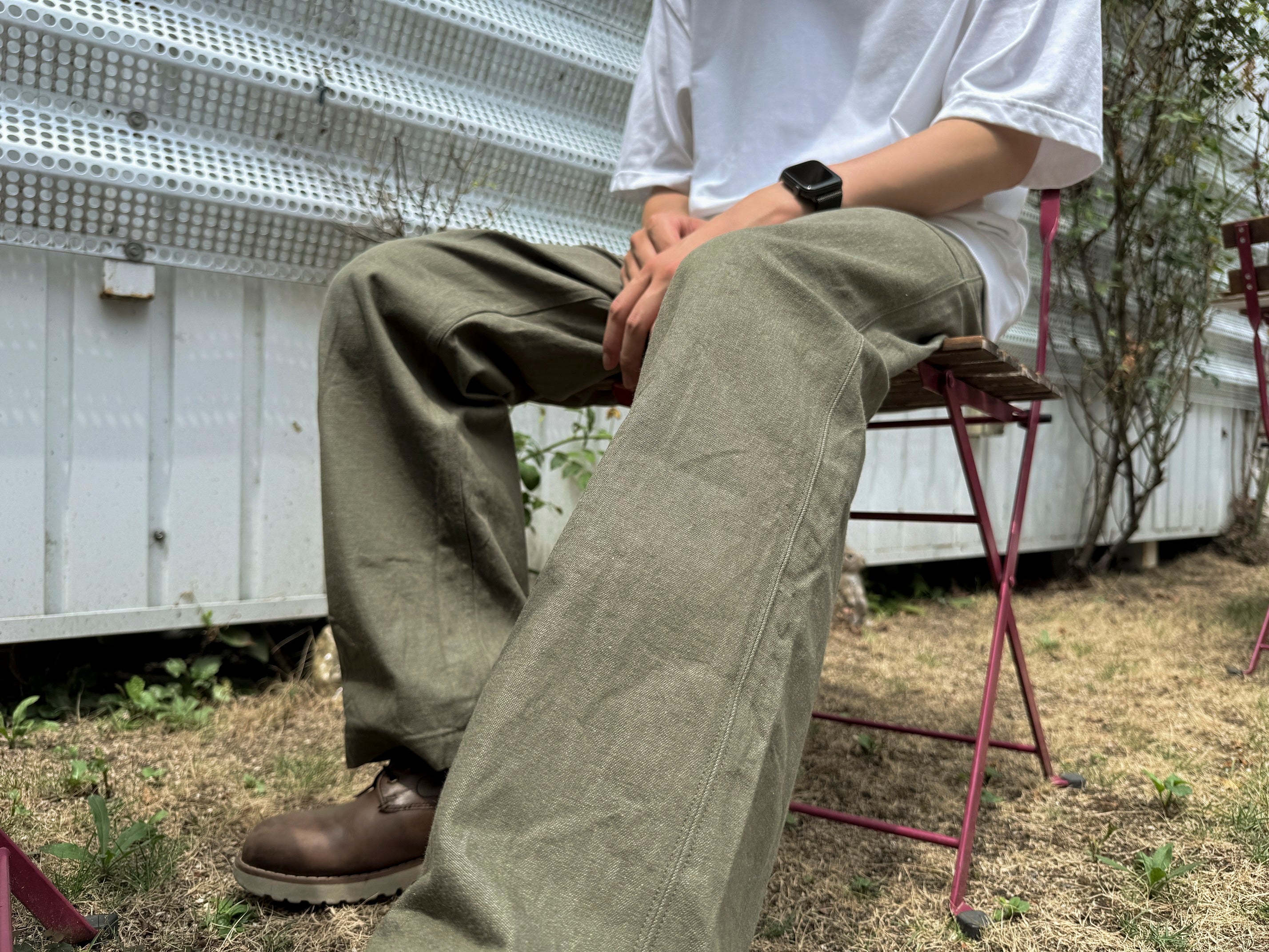 英国軍のグリーンデニムが原点。岡山・井原の縫製工場が地元織物会社に特注した「緑のデニム」で新作軍パンを発表