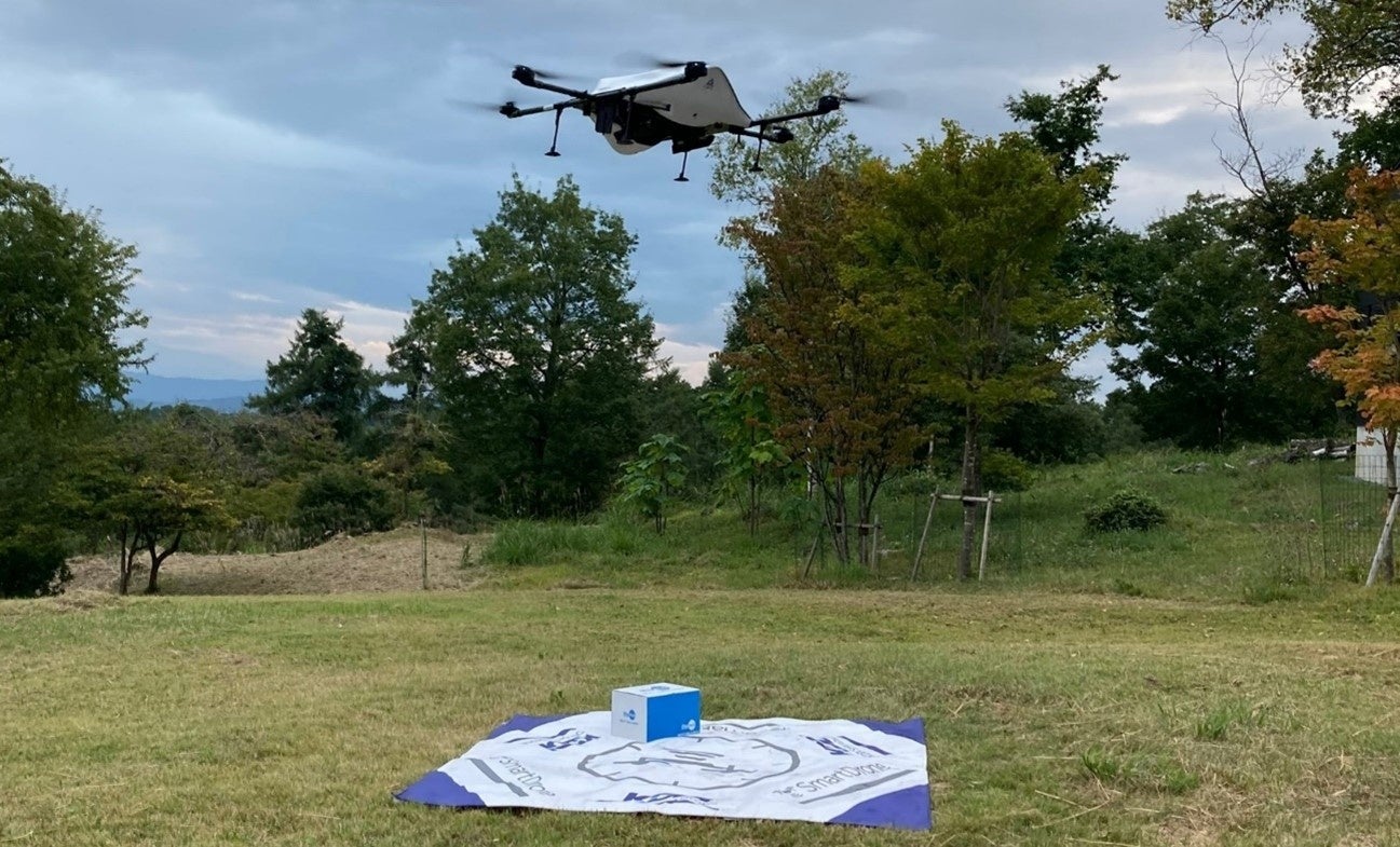注文の食料品を配送して飛び去る物流専用ドローン“AirTruck”