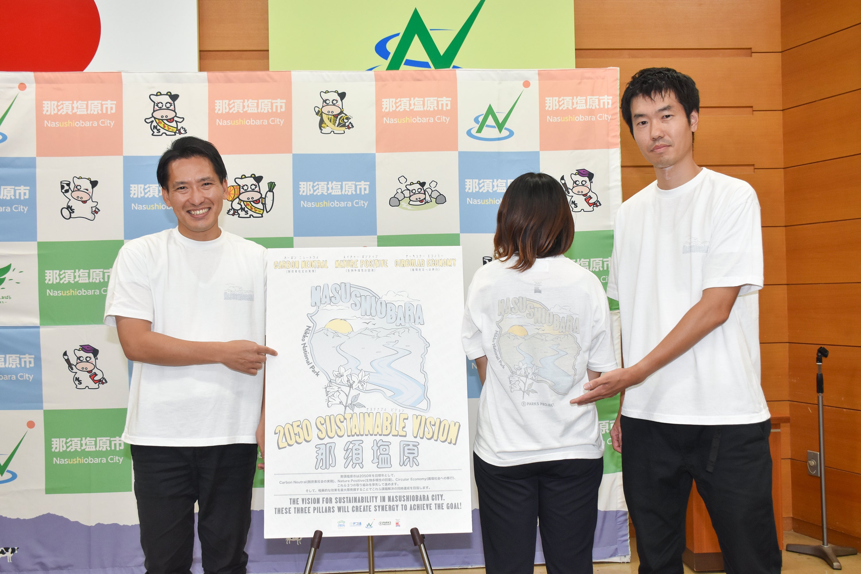 PRポスターと渡辺美知太郎市長（左）