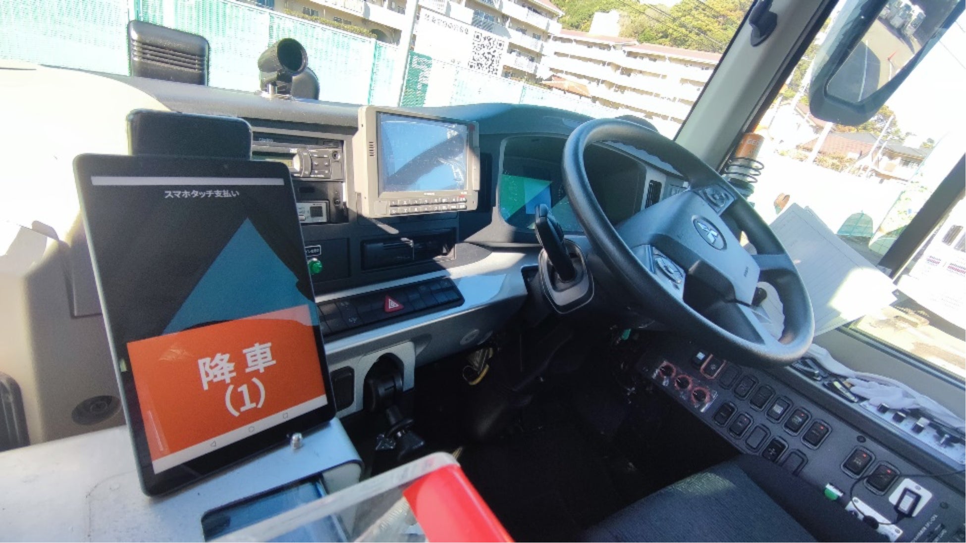 <乗務員タブレットイメージ> 「スマホタッチ支払い」による乗降をタブレット上に音と画面表示で通知。利用者のスマートフォン画面を確認することなく乗降確認が完結します。