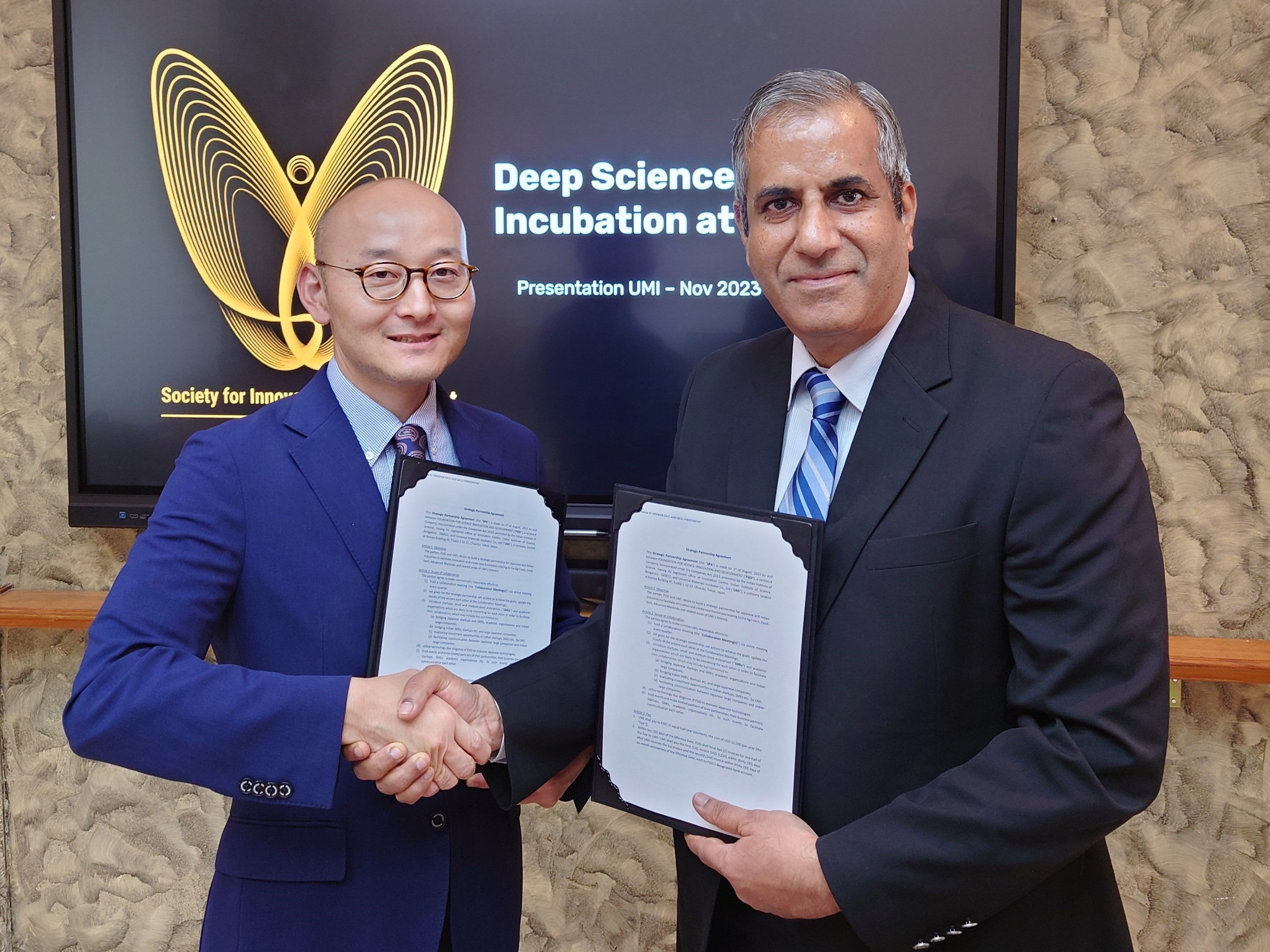 右）IISc, SID, Chief Executive, Prof. B. Gurumoorthy　左）ユニバーサル マテリアルズ インキュベーター株式会社　取締役　山本 洋介