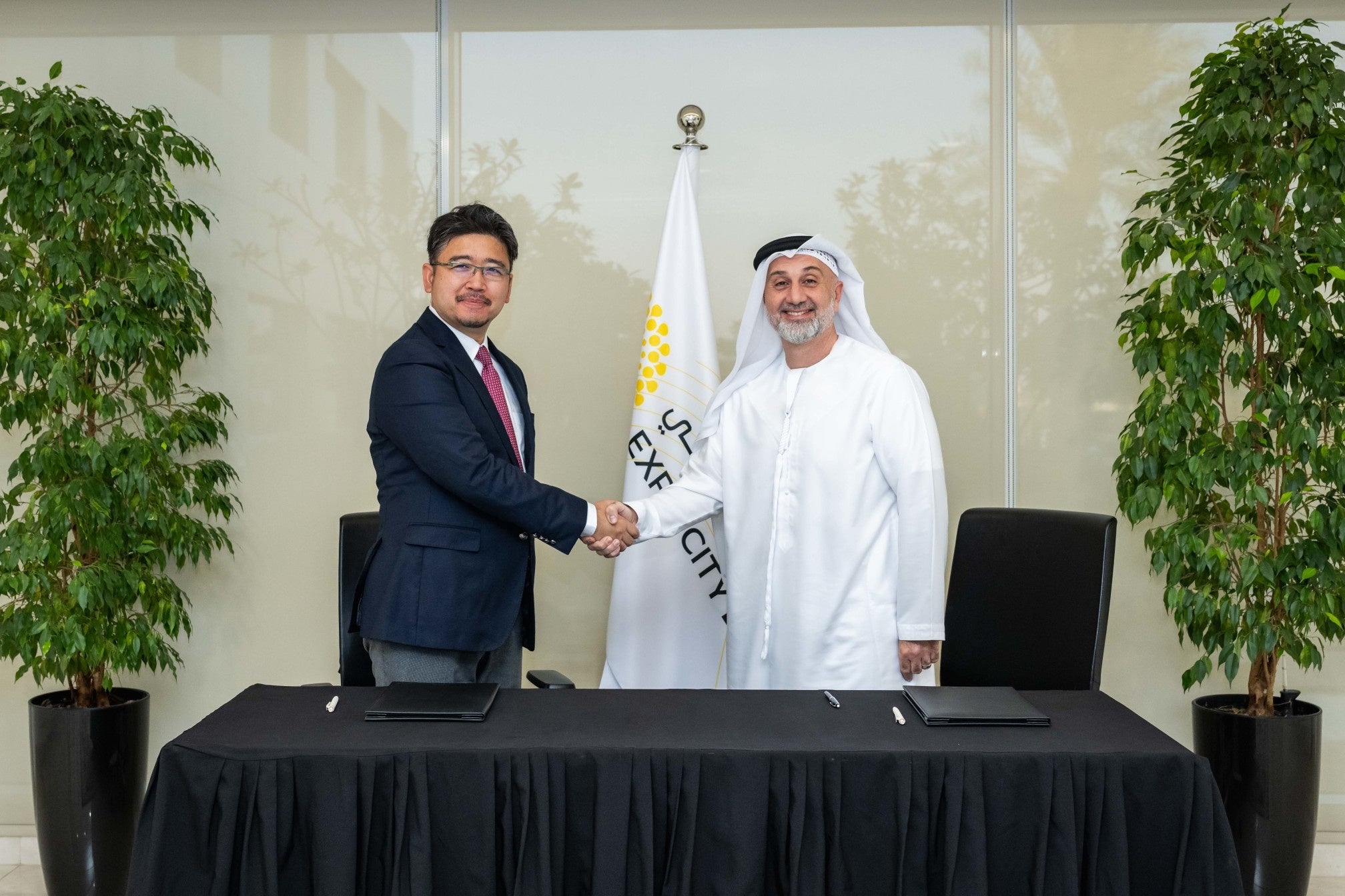 右）Mukhtar Safi, Chief Financial Officer of Expo City Dubai 左）ユニバーサル マテリアルズ インキュベーター株式会社 代表取締役 木場 祥介