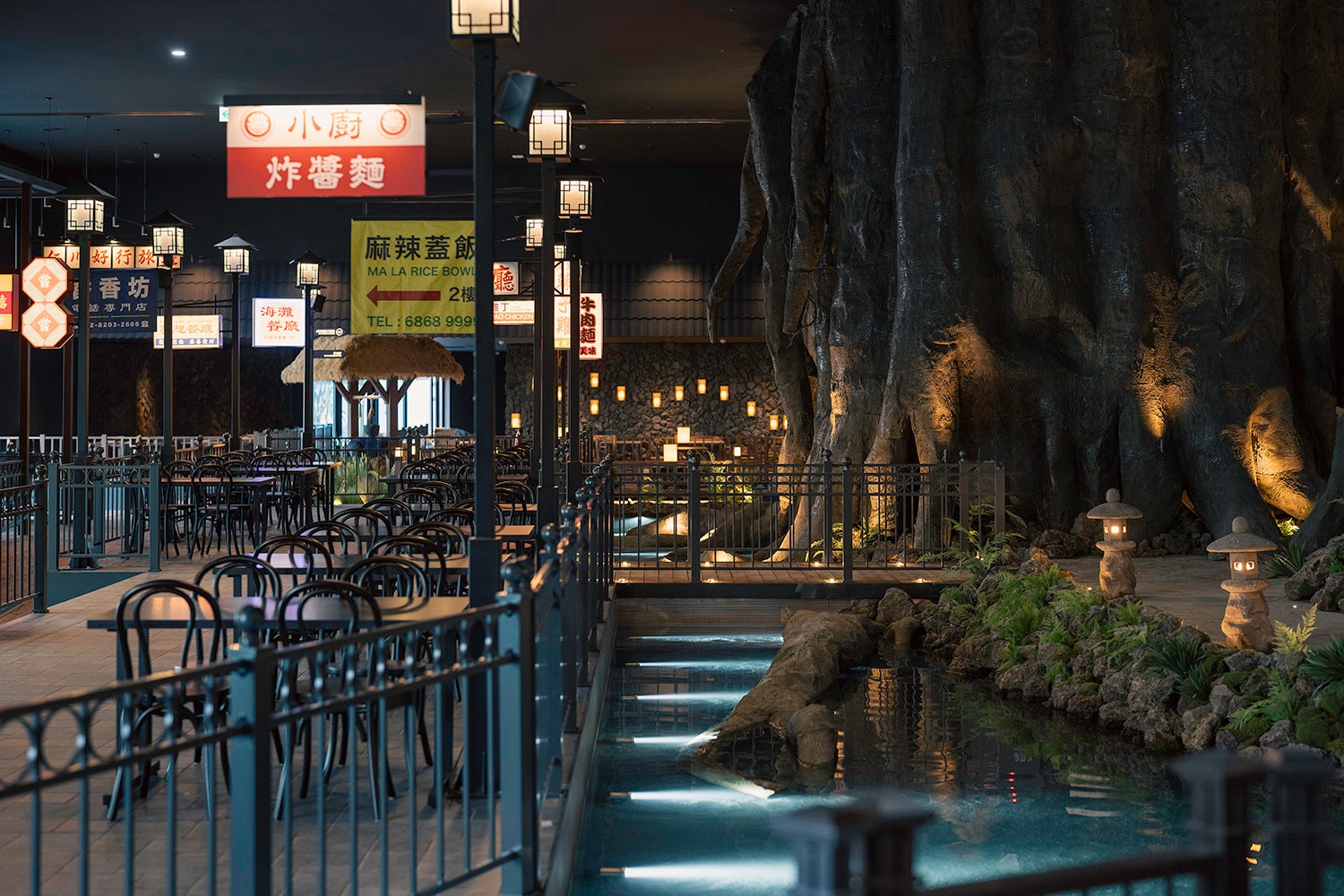 写真上：「オアシスグルメビレッジ」