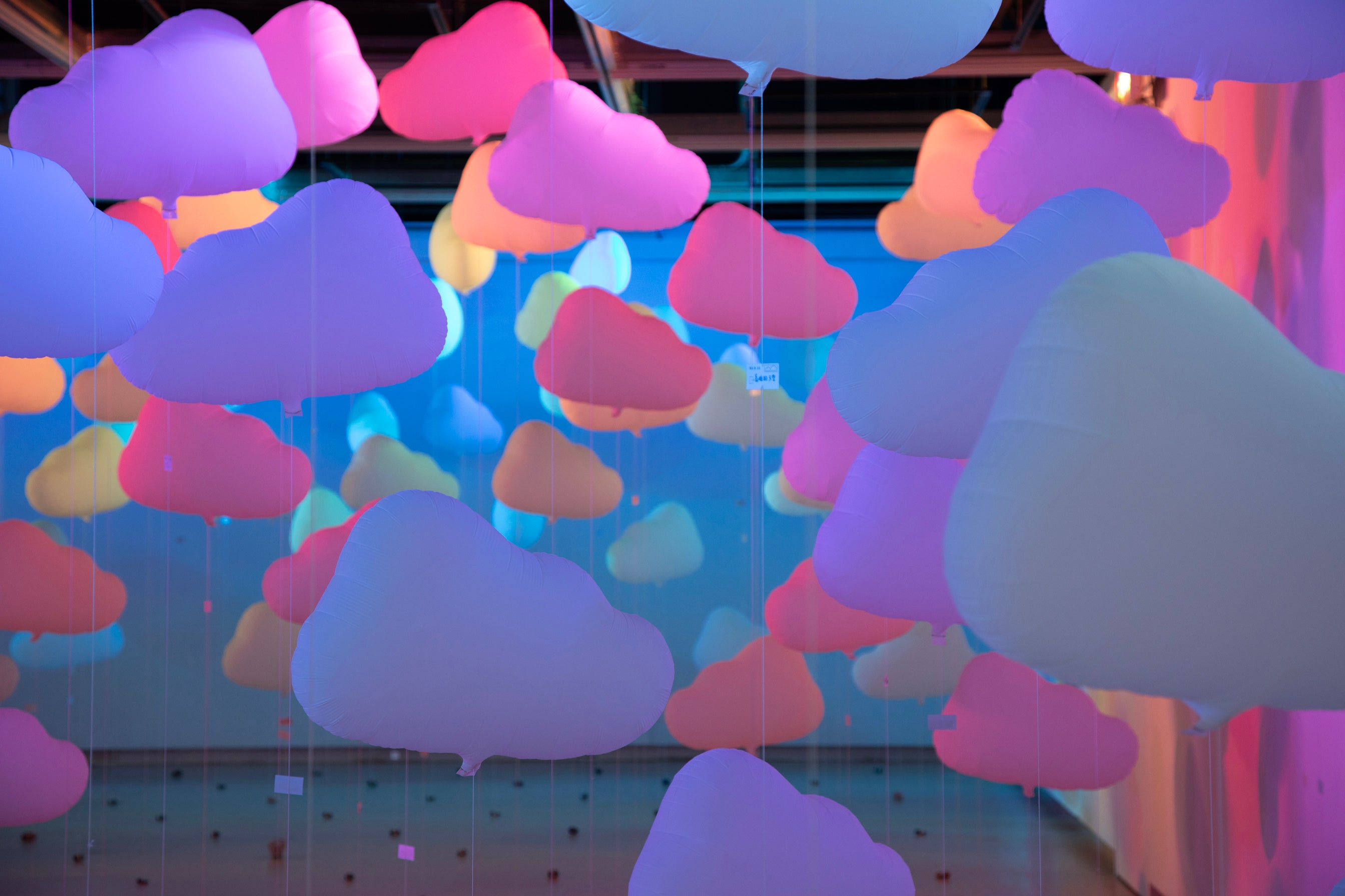 「島嶼風景」の一つ《雲の故郷へ》は、南竿の馬祖民俗文物館で展示されています。日本のアーティスト、高橋匡太氏とともに、馬祖の家族と男木島の小中学生らが共同で制作しました。 （画像提供：馬祖ビエンナーレ）