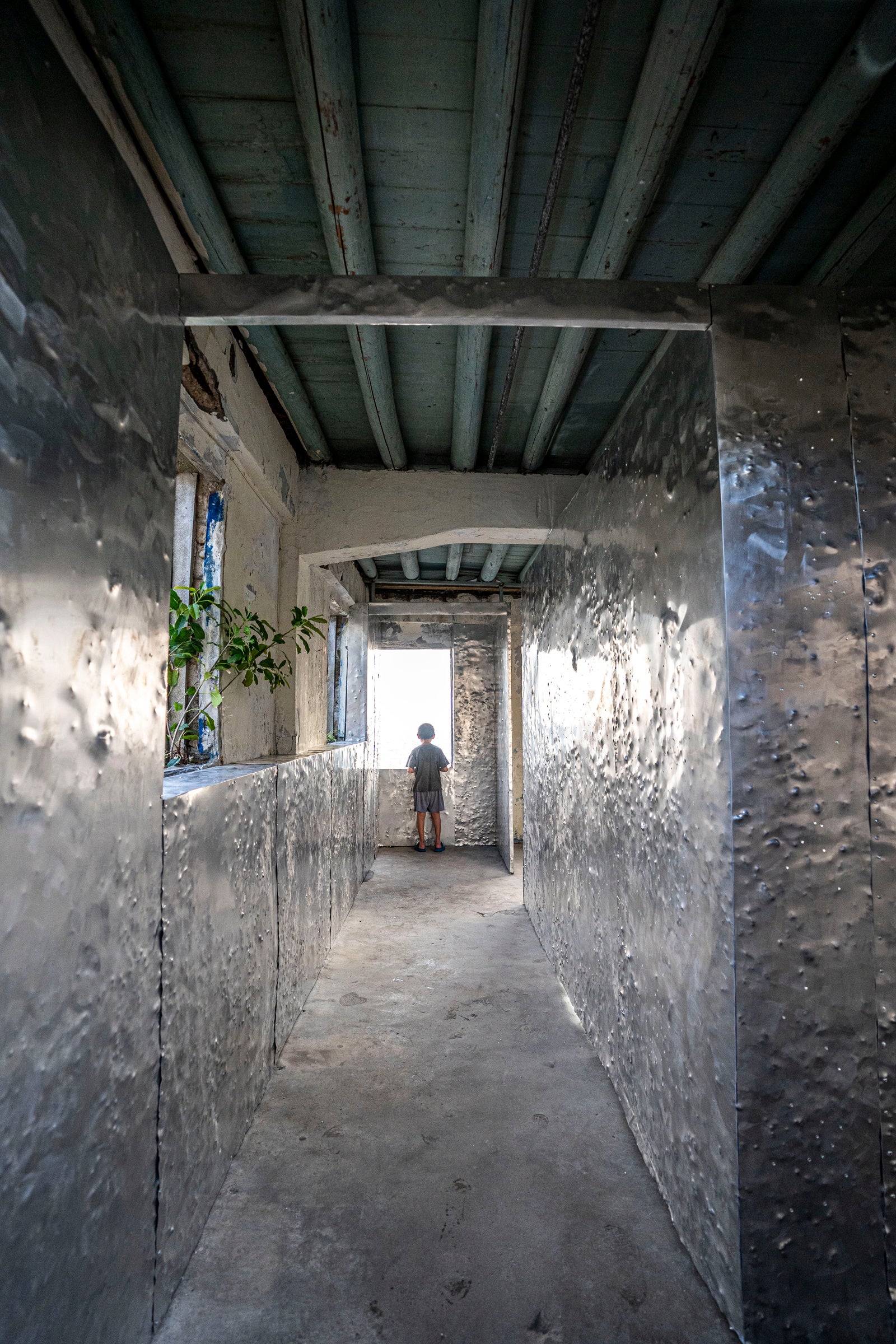 「轉厝プロジェクト」の一つ《窓の外の風景》は、アルミを叩くことで石のでこぼこした質感を表現しています。戦時中に銃弾が壁に当たった様子にも似ています。（画像提供：馬祖ビエンナーレ）