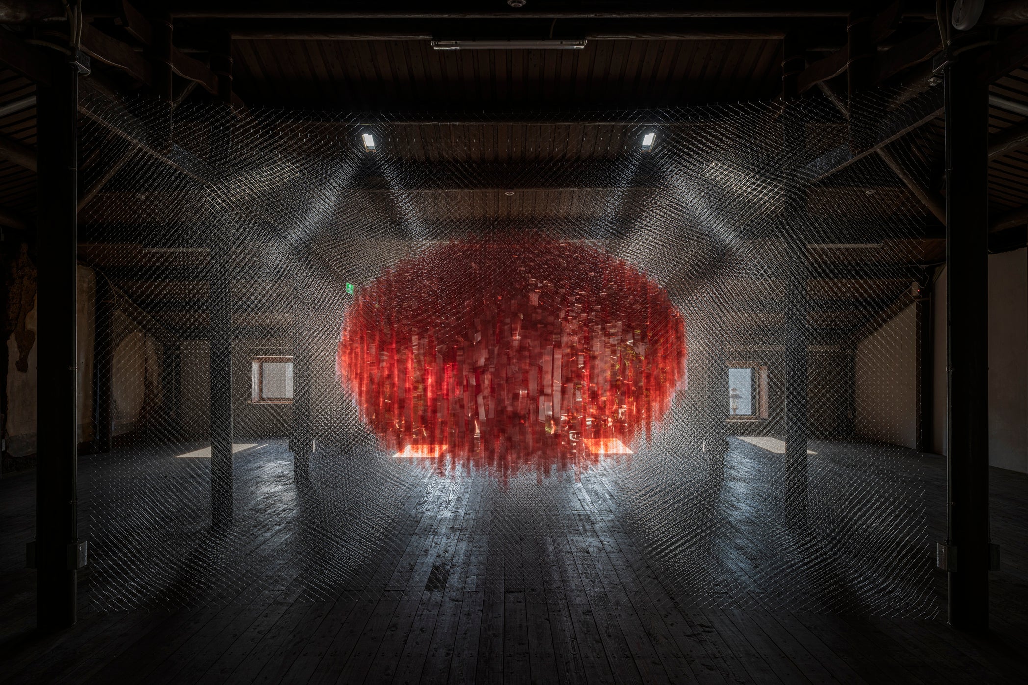 「地下実験室」の一つ、北竿橋仔五間排遺跡に設置された《漁光》は、アーティスト劉致宏氏によって制作されました。抽象的な表現方法で、この建物でかつて行われていた漁業加工の歴史を伝えています。（画像提供：馬祖ビエンナーレ）