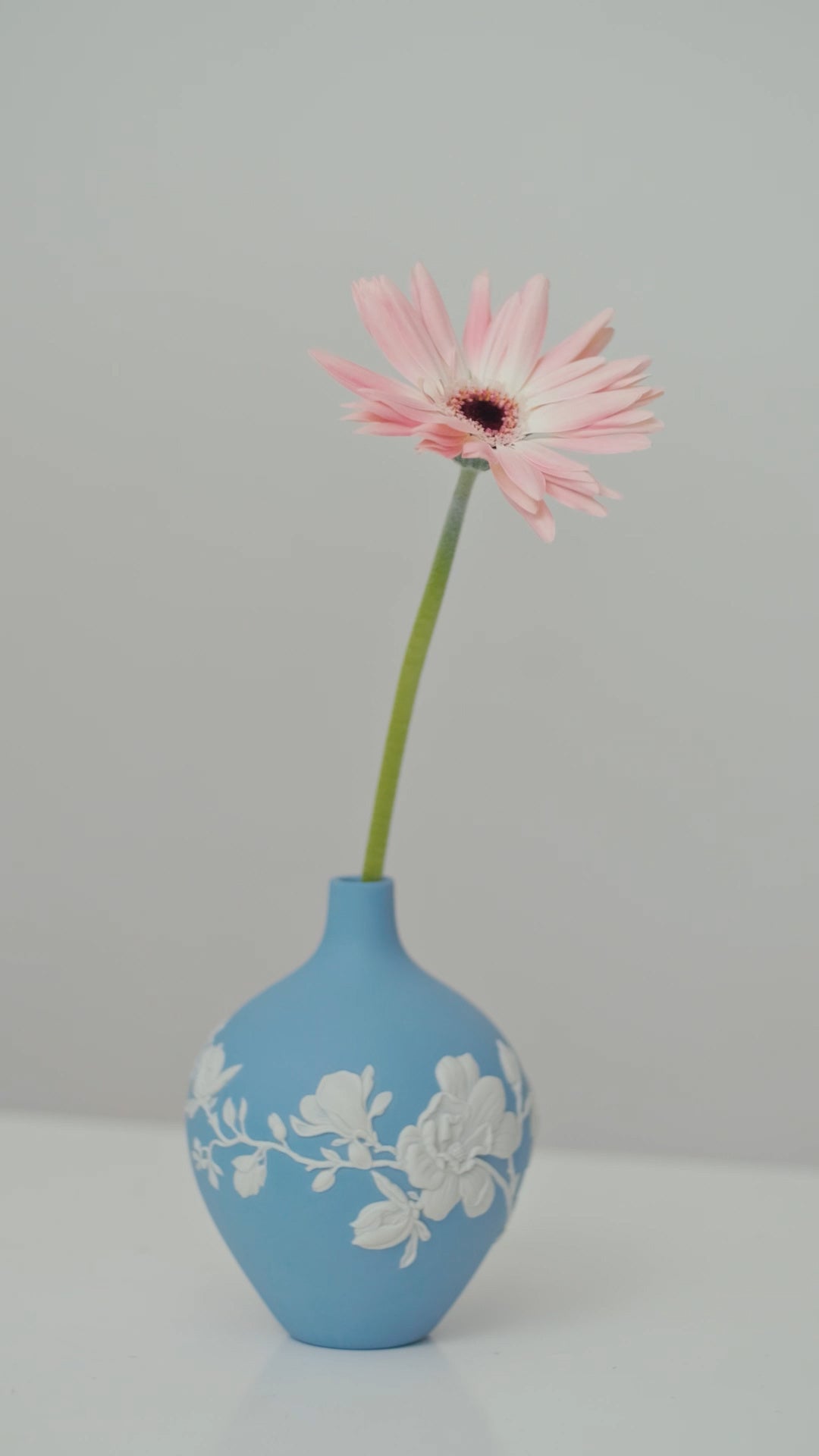 ウエッジウッド ピンク皿浮彫り落ち着いた色隣に花瓶で花を飾っても素敵な雰囲気 ウエッジウッド ピンク皿浮彫り落ち着いた色隣に花瓶で花を飾っ