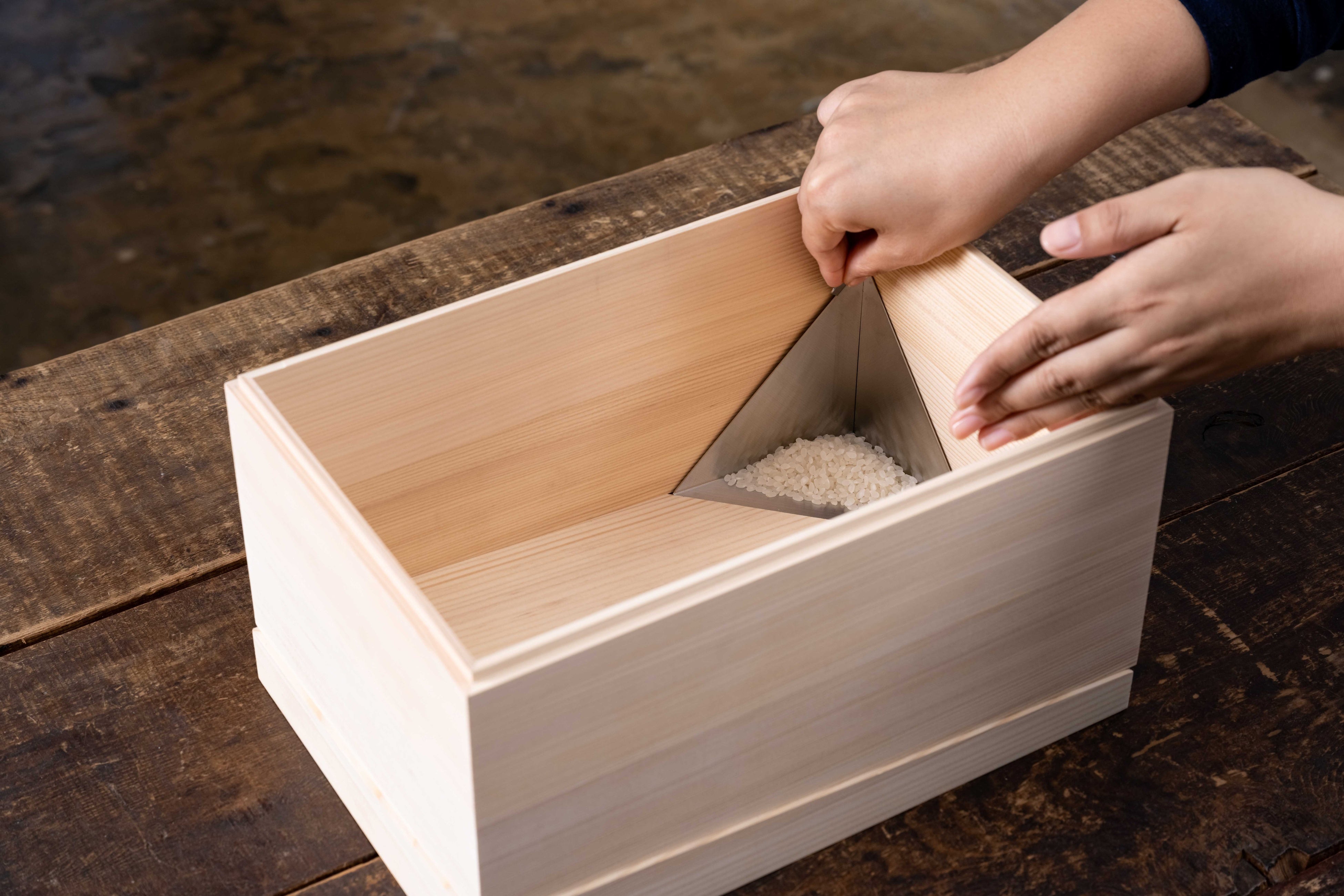 最後の一粒まで取り出しやすい米びつ〔株式会社田中卒塔婆WORKS〕