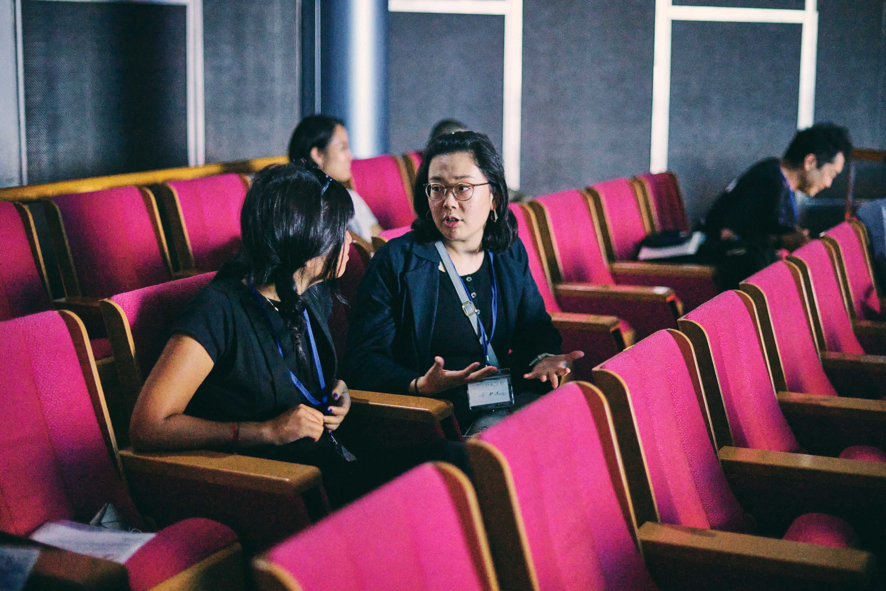 今それぞれが感じていることを近くの観客同士が伝え合う対話パート