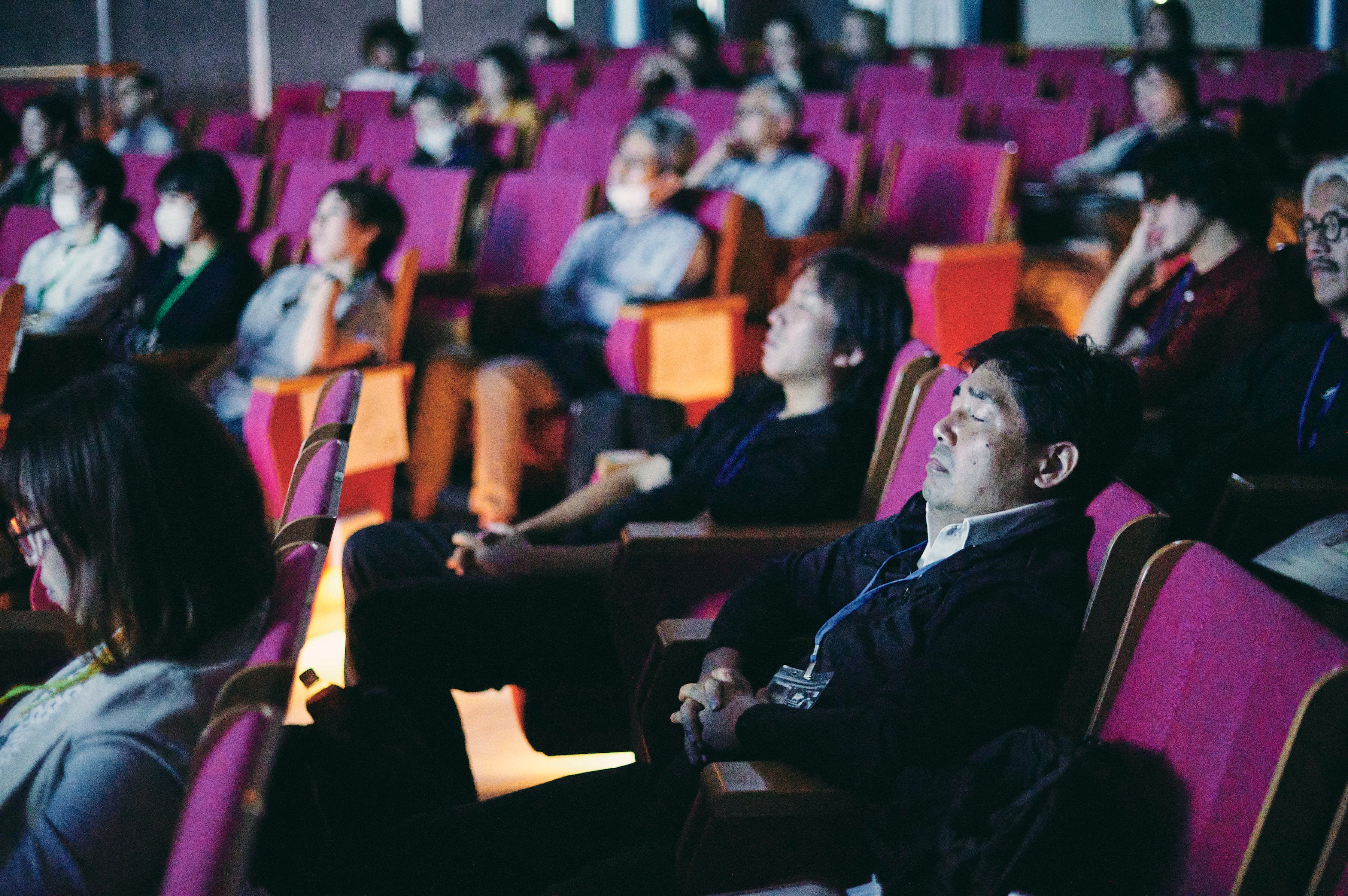 会場内はそれぞれの内省の時間に