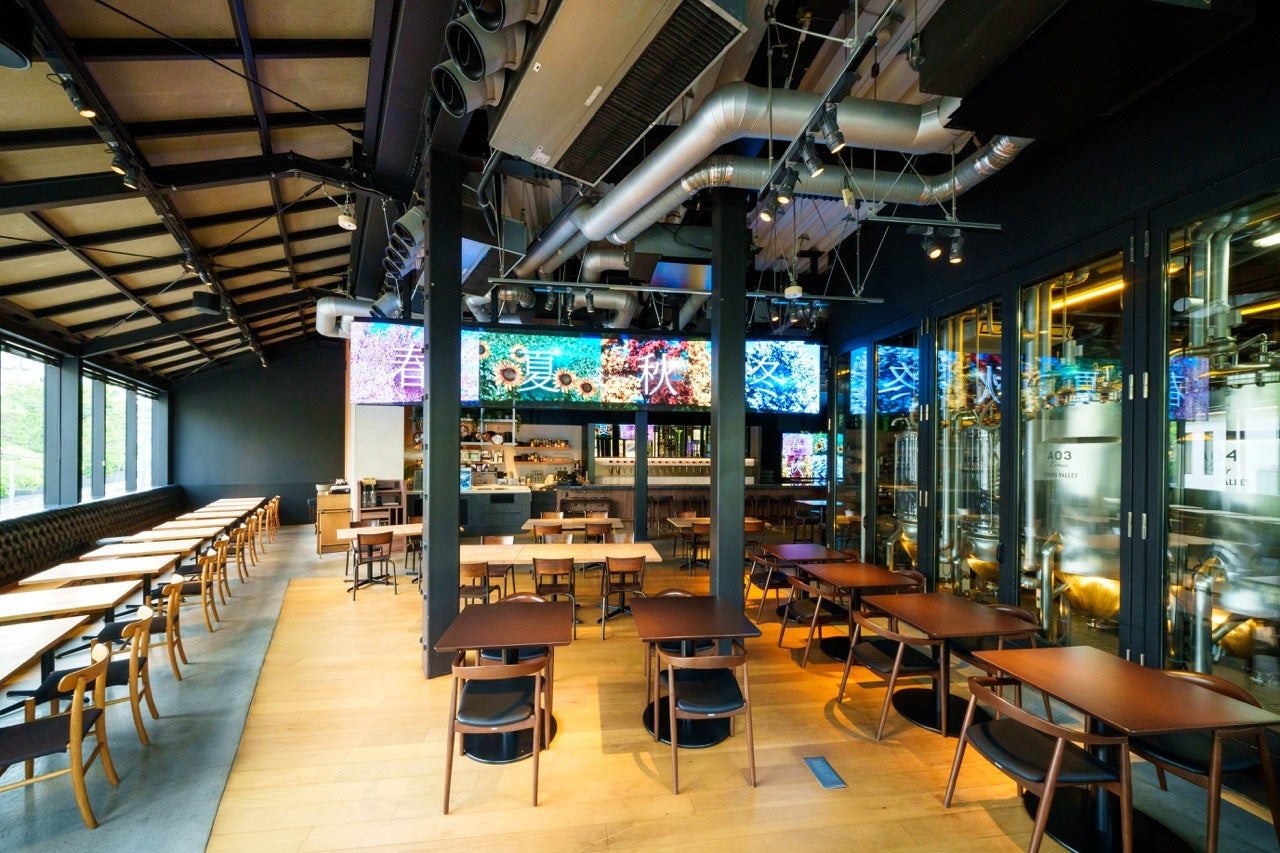 全幅6m の⼤型シースルーLED スクリーンによる空間演出