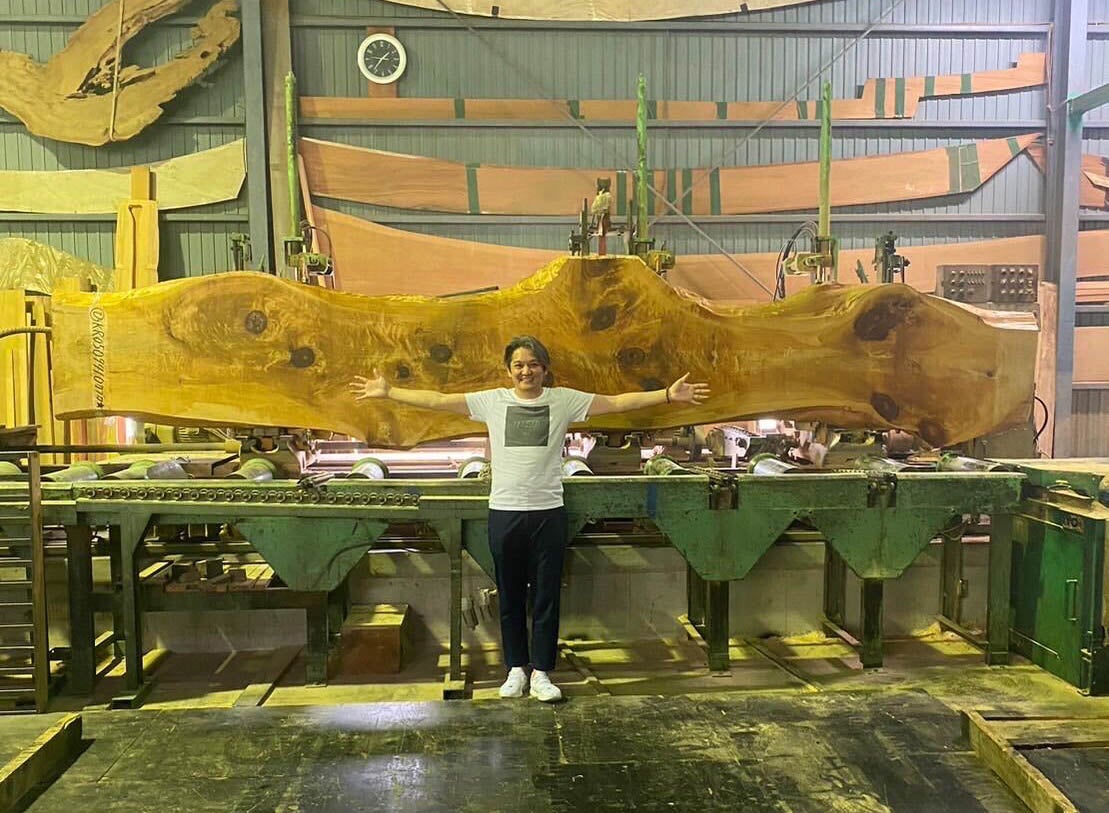 伊勢檜の前で大きさを伝える飛田。