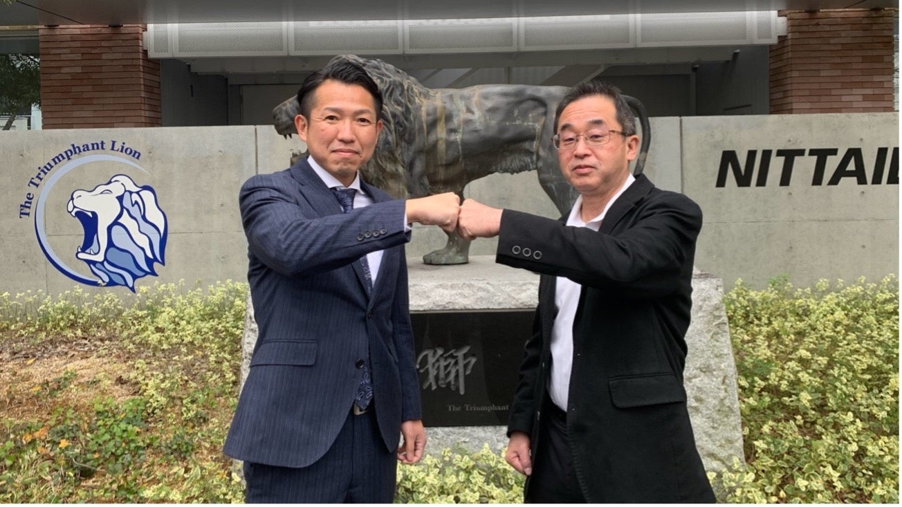 （写真左：当社 代表取締役 小竹 克幸、写真右：日本体育大学 岡出 美則 教授）