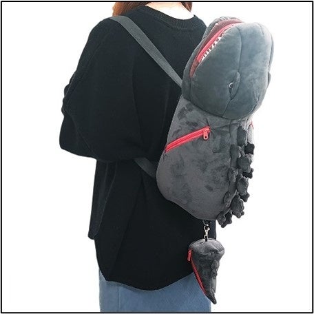 ▲ここでしか手に入らないゴジラ背負いリュック