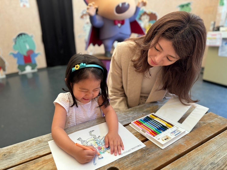 ▲映画コラボ限定のオリジナル塗り絵台紙が登場