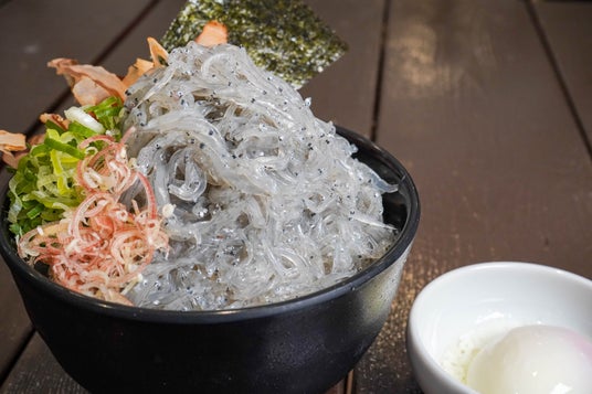 【超稀少!淡路島の春の“とろける”味覚が今年、初解禁!】ニジゲンノモリのレストラン「モリノテラス」季節限定メニュー「淡路生しらすTKG」&「3倍盛り!生しらす丼」 【超稀少!淡路島の春の“とろける”味覚が今年、初解禁!】ニジゲンノモリのレストラン「モリノテラス」季節限定メニュー「淡路生しらすTKG」&「3倍盛り!生しらす丼」