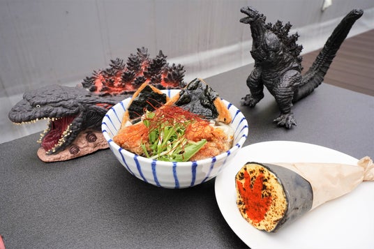 ニジゲンノモリ「ゴジラ迎撃作戦」 夏季限定コラボフード登場!人気の「アイスブリュレクレープ」復刻&「ゴジラ和風ブラック冷やしうどん」 ニジゲンノモリ「ゴジラ迎撃作戦」 夏季限定コラボフード登場!人気の「アイスブリュレクレープ」復刻&「ゴジラ和風ブラック冷やしうどん」