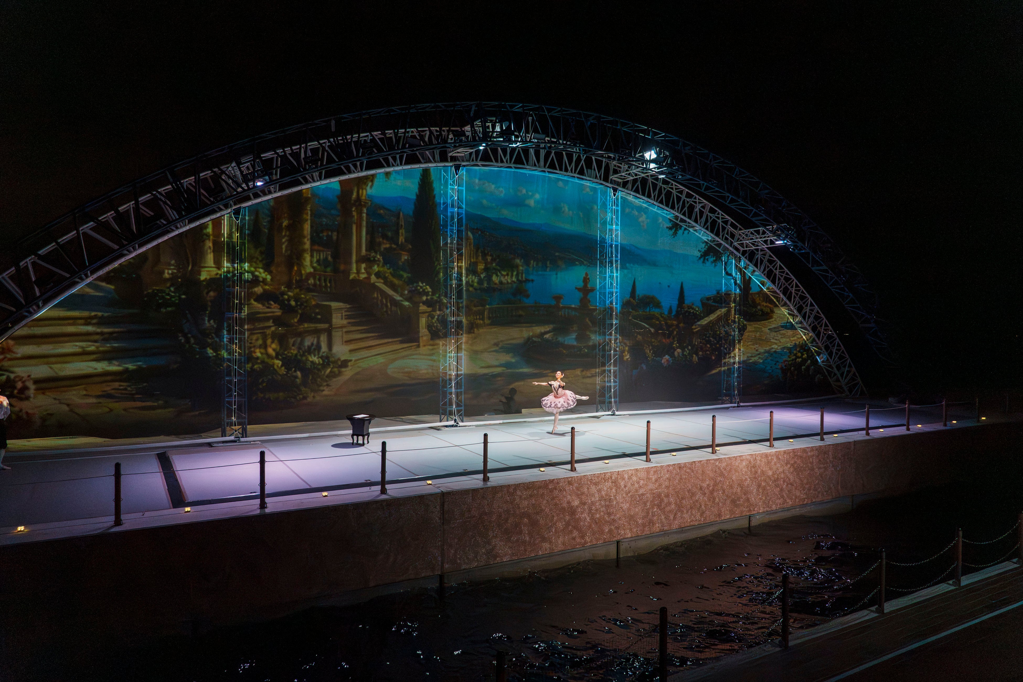 兵庫県・淡路島の海上アートステージ「PASONA HARBOR STAGE」公演チケットと食事がセットになったお得なプランが登場！