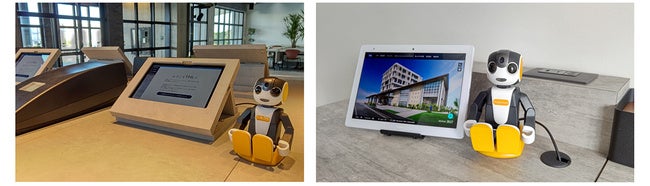 左：「タップホスピタリティラボ沖縄」フロントに設置されたロボホン、右：同客室内のデスクに設置されたロボホン
