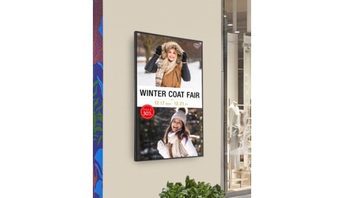 4Kインフォメーションディスプレイ＜PN-ME652＞（設置イメージ）（※1）、●画面はハメコミ合成です。実際の表示とは異なります。