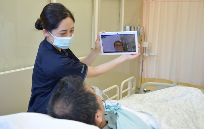 東京医科歯科大学病院 集中治療室（ICU）におけるタブレットを使用したオンライン面会の様子